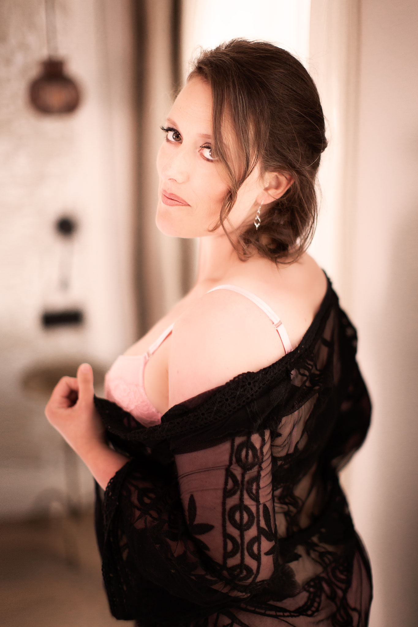 sensuele blik met kanten kimono voor boudoirfoto
