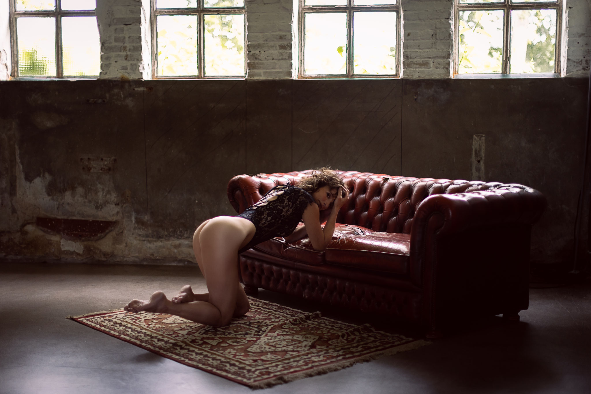 Boudoirlocatie de keur 16 in schijndel met krachtige vrouw als model bij een chesterfield bank