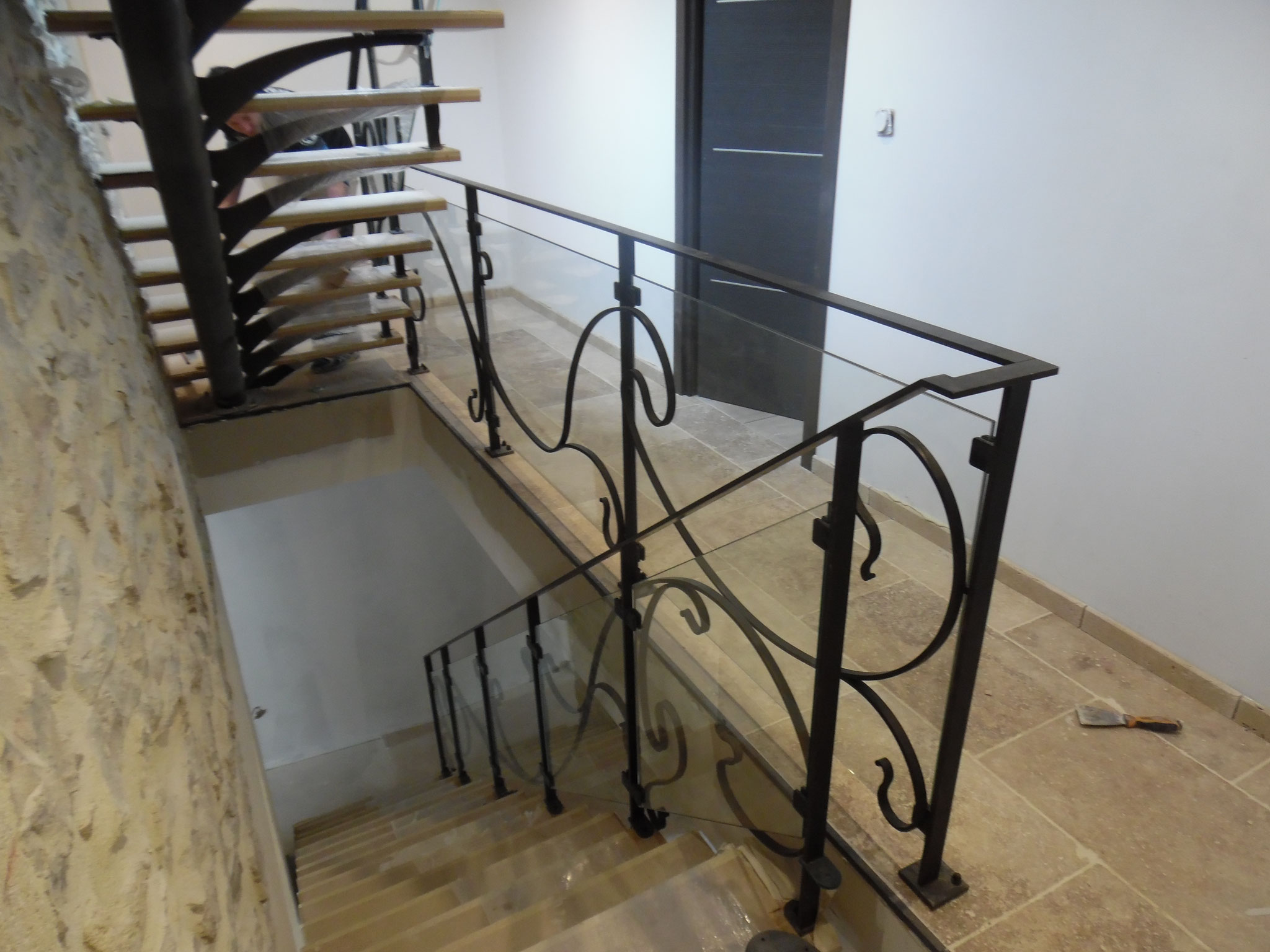 Escalier droit à limon rond et rampe décorative forgée. Calvisson, Gard (30)