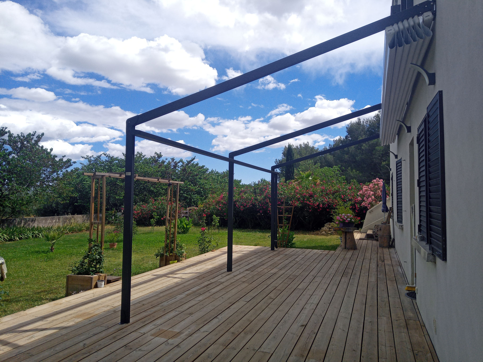 Pergola toile rétractable "PRATIC" . Structure aluminium avec gouttière. Moteur Somfy IO. Lunel, Hérault (34)  Métalud'Oc