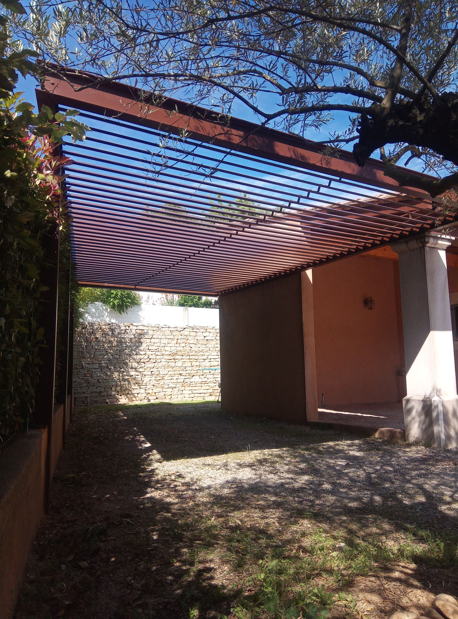 Carport structure acier et lame alu inclinées, finition par thermolaquage. Metalu d'oc, Saint Mathieu de Tréviers Gard (30)