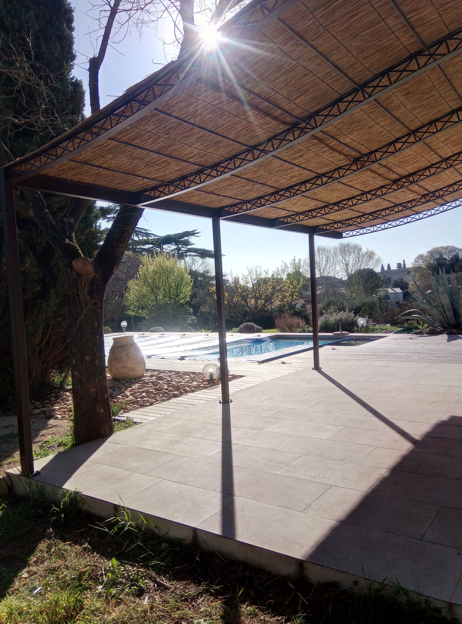 Pergola traditionnelle avec paillasson camarguais. Aubais, Gard (30) Métalud'Oc