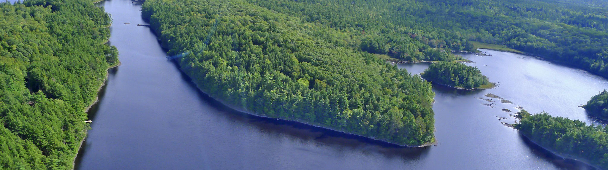 title:Ponhook Estate,title2:See-Grundstück,provinz:Nova Scotia,bezirk:Lunenburg,art:Ferienimmobilie,flaeche:104 ha,ufer:1.100 Meter,preis:verkauft