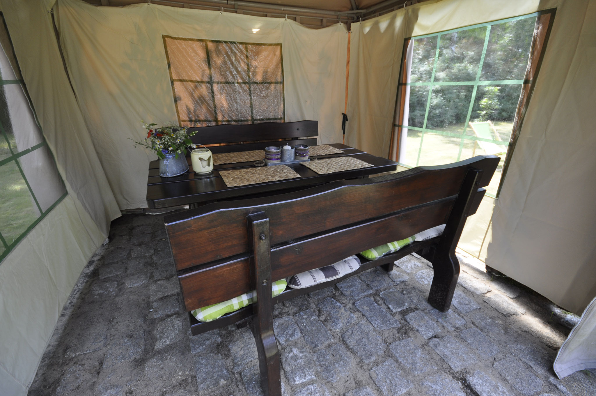 namiot ze stołem ogrodowym 