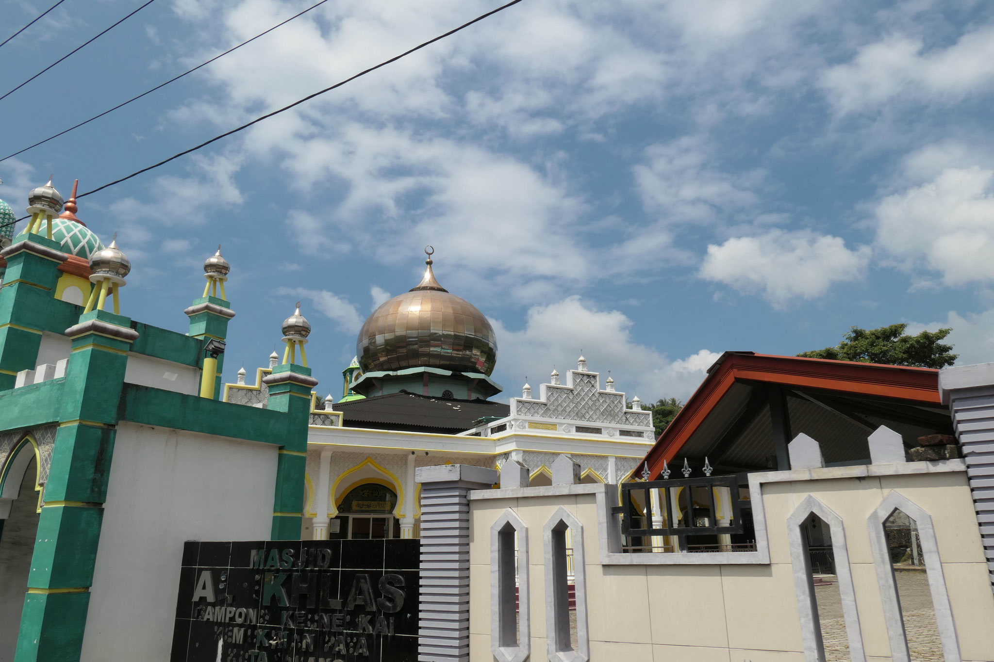stehen Moscheen am Straßenrand und rufen regelmäßig zu Gebet auf, so dass kein Ort unerreicht bleibt.