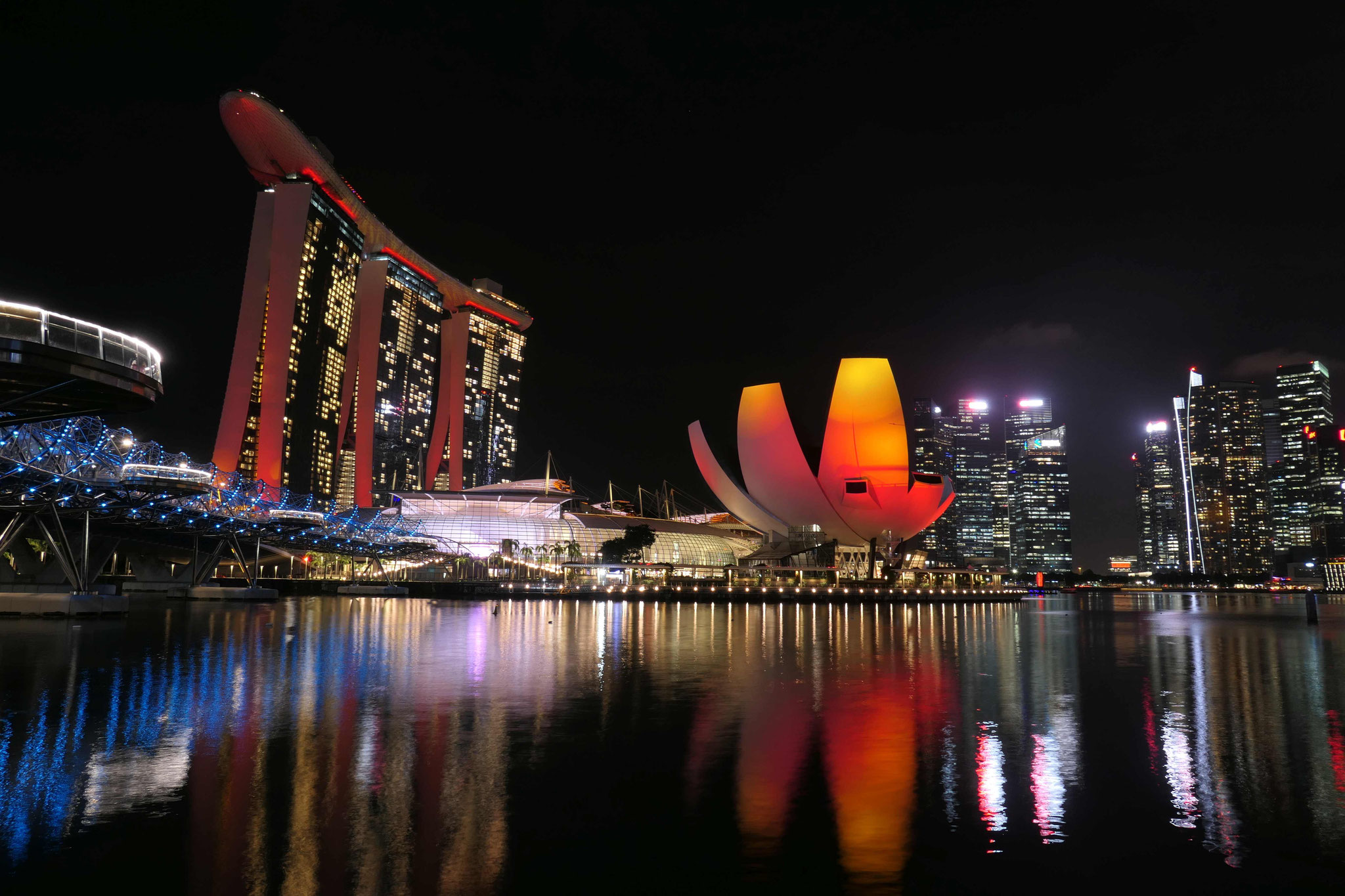 ArtScience Museum und Marina Bay Sands Hotel bei Nacht
