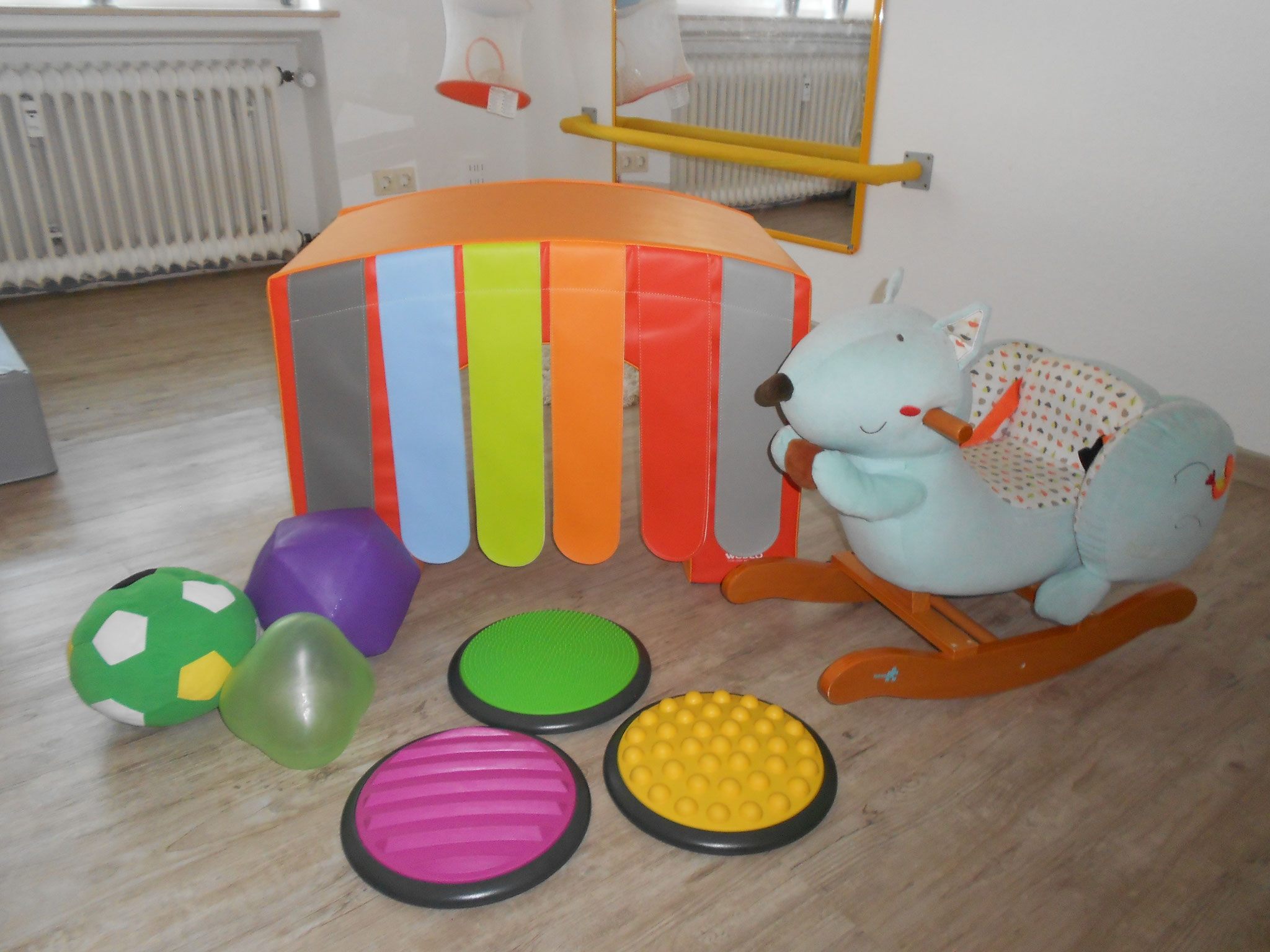 Unser Schaukeltier, Bälle, Rundbogen und Fühlplatten