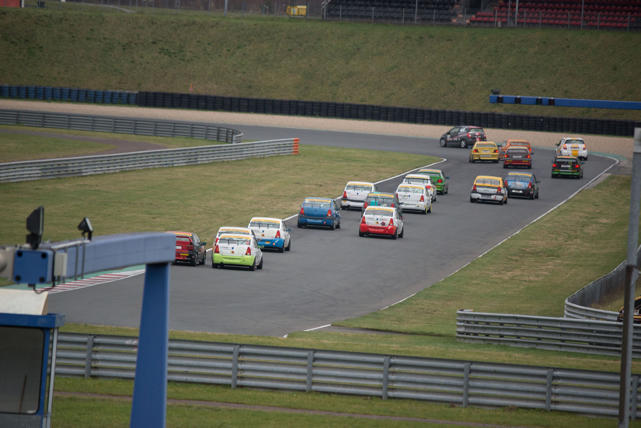 Das Feld ist eng zusammen bei der Einfahrt auf die Hasseröder-Kurve in der Motorsportarena Oschersleben