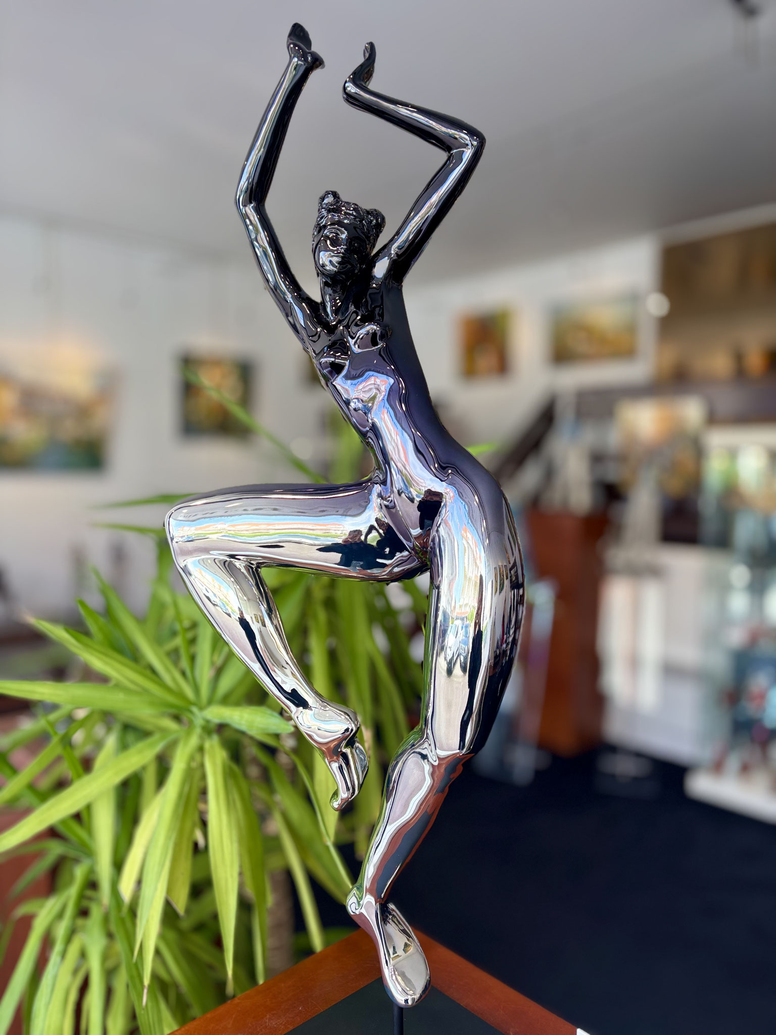 YOGI Chrome - Sculpture en résine - 2/8 - Disponible à la Galerie 