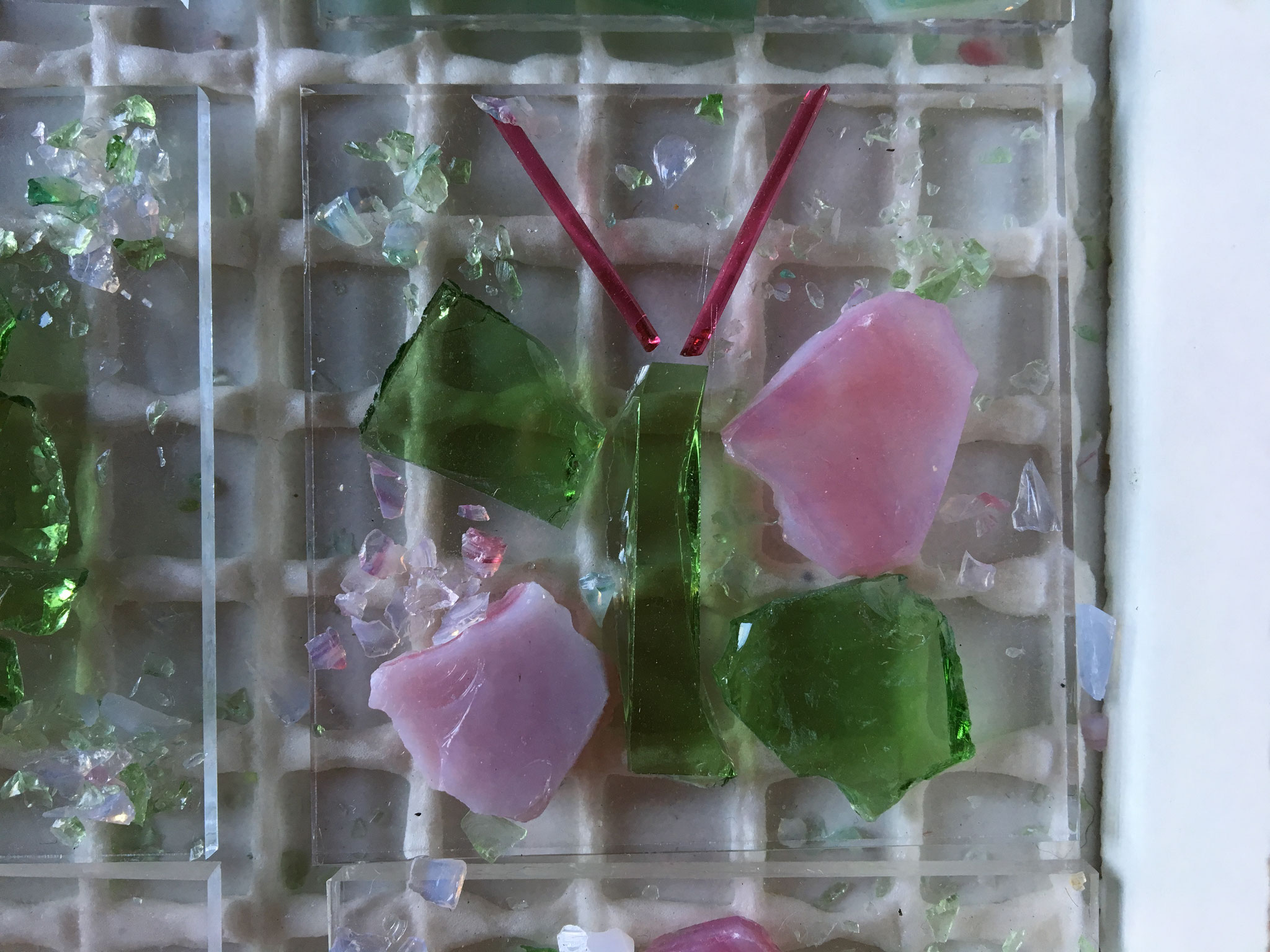 und einem wunderschönen Schmetterling aus rosa und hellgrünem Glas!