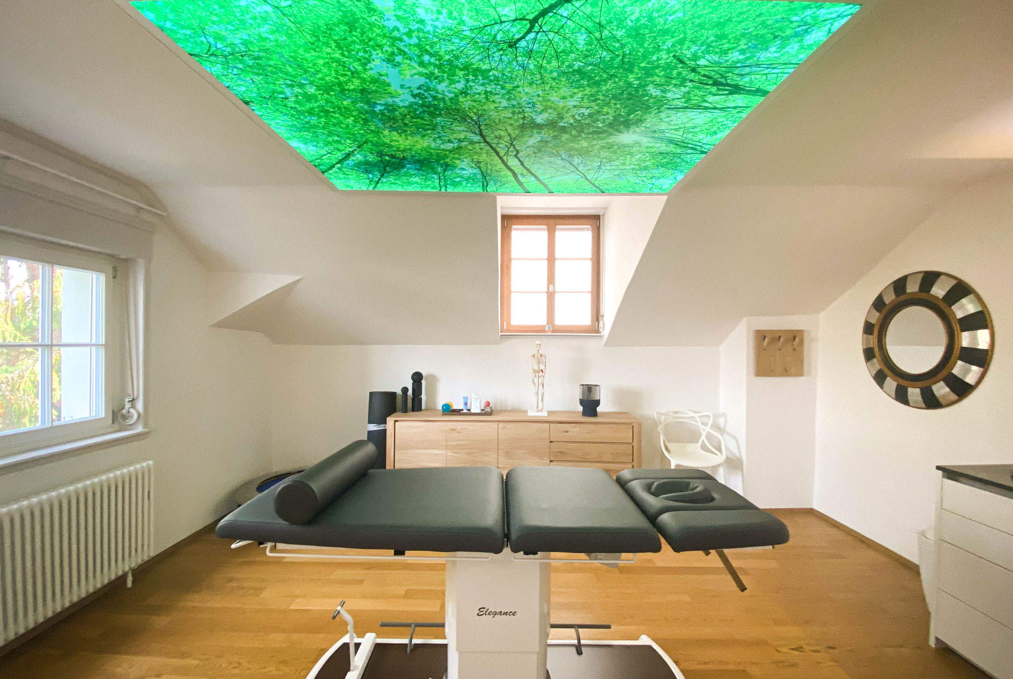  Behandlungsraum 2 mit Deckenbild