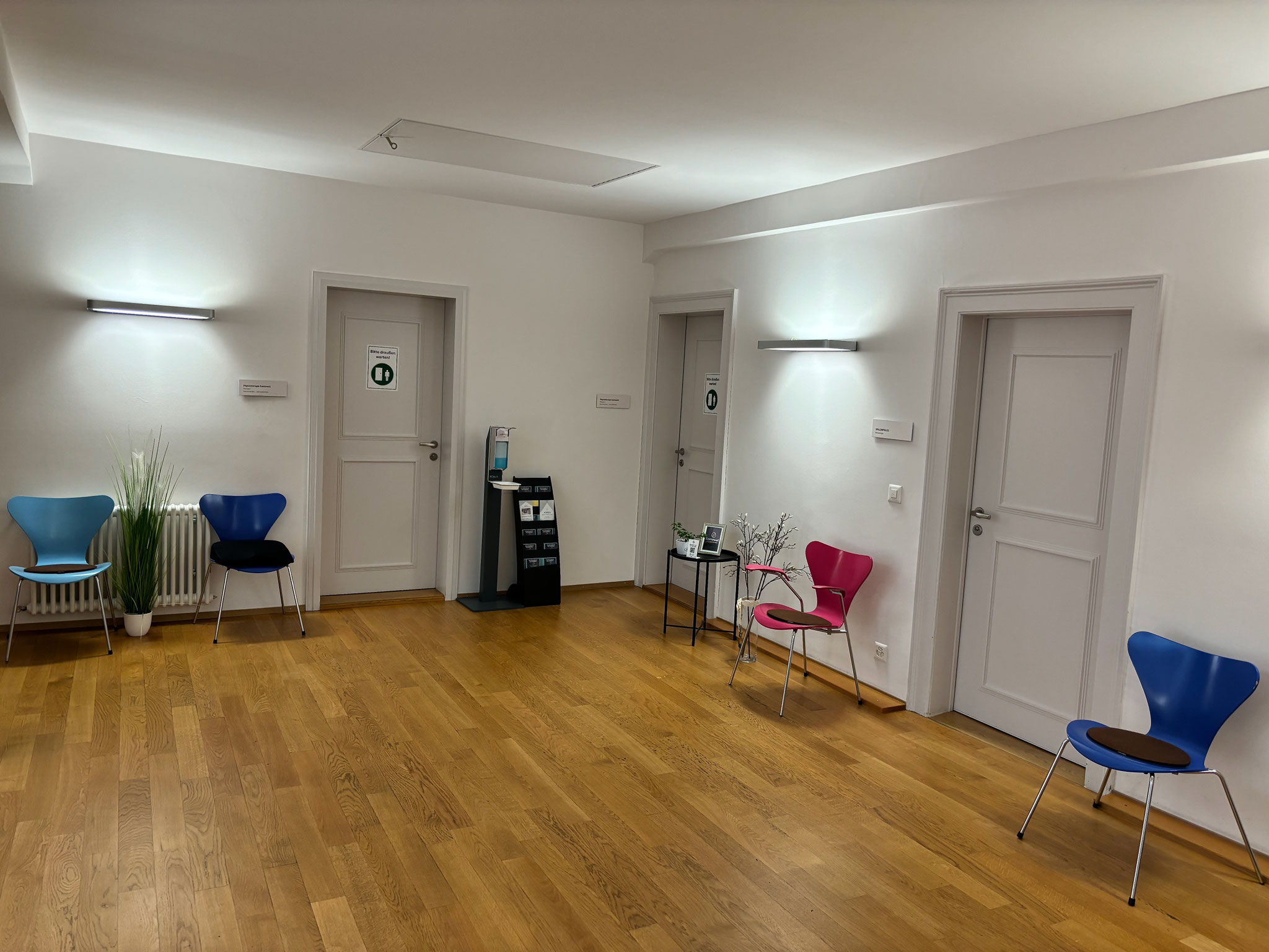 großer Wartebreich der Physio Praxis Spalen