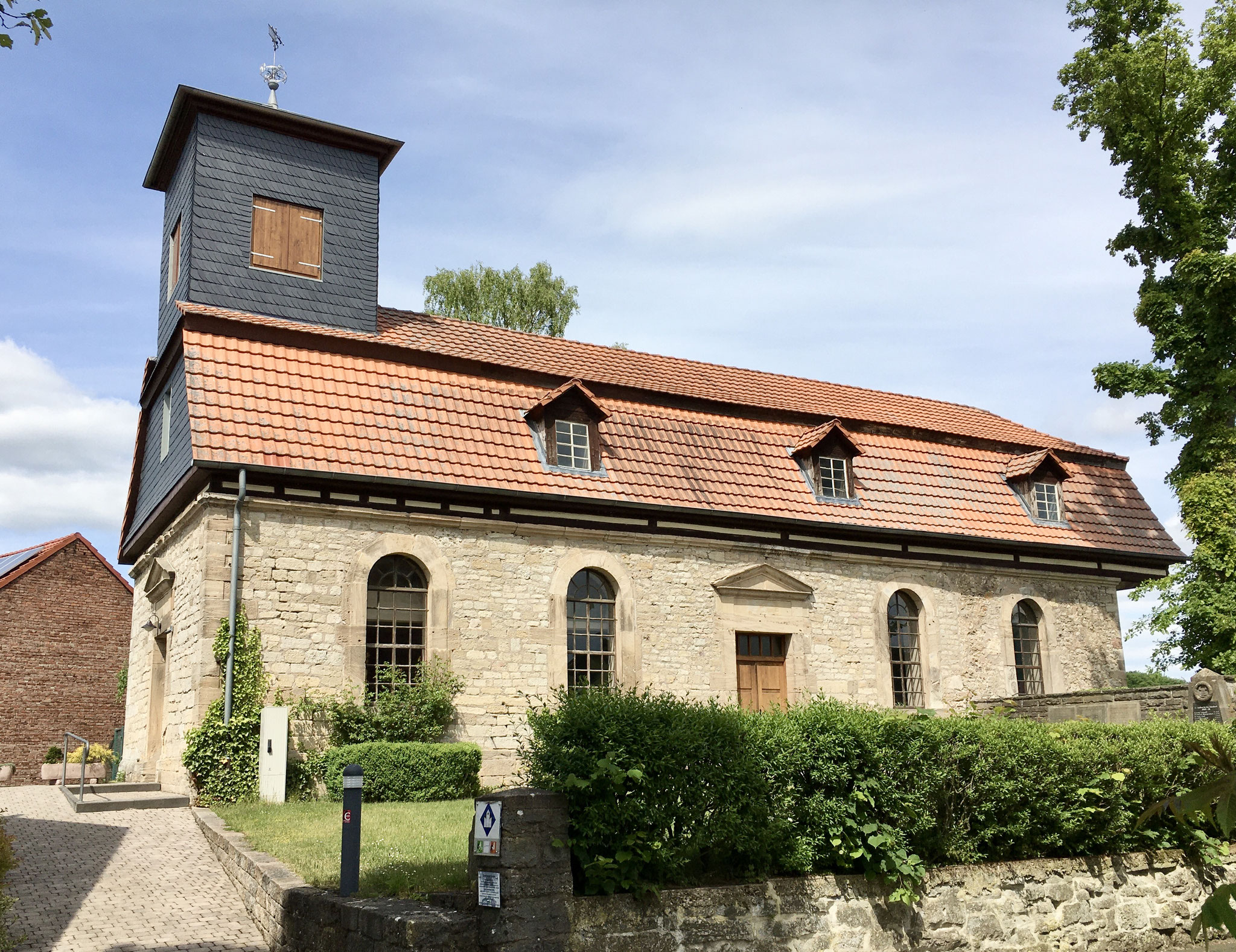 Der Zugang zur Kirche in Lüderbach ist barrierefrei.