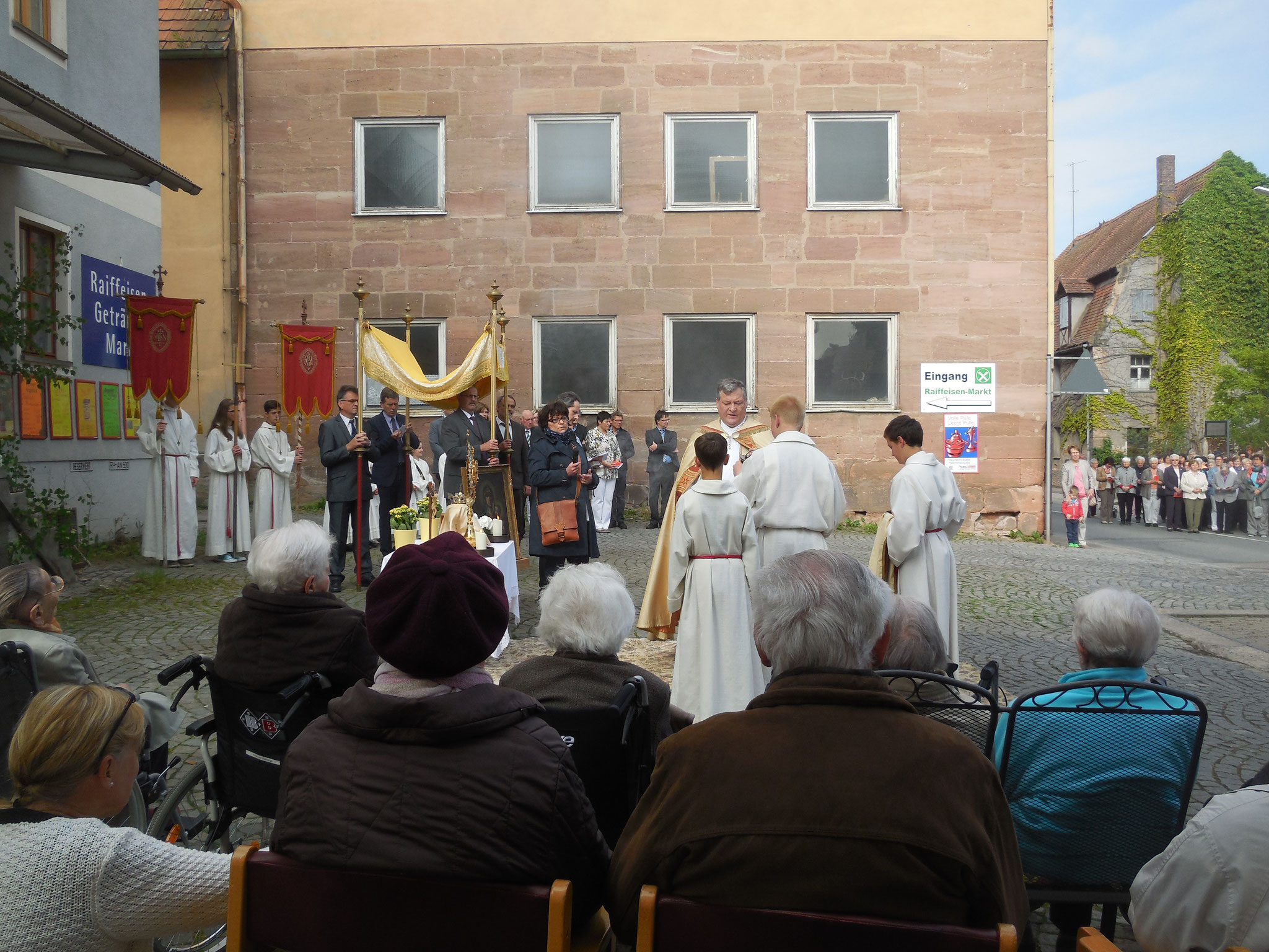 Fronleichnamsprozession in Spalt, Station am Caritas Seniorenheim St. Nikolaus