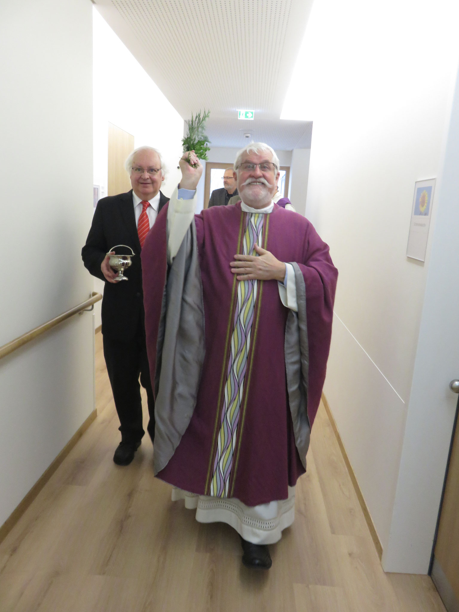 Caritasdirektor Franz Mattes und Josef Zimmermann bei der Segnung der Neubaus 