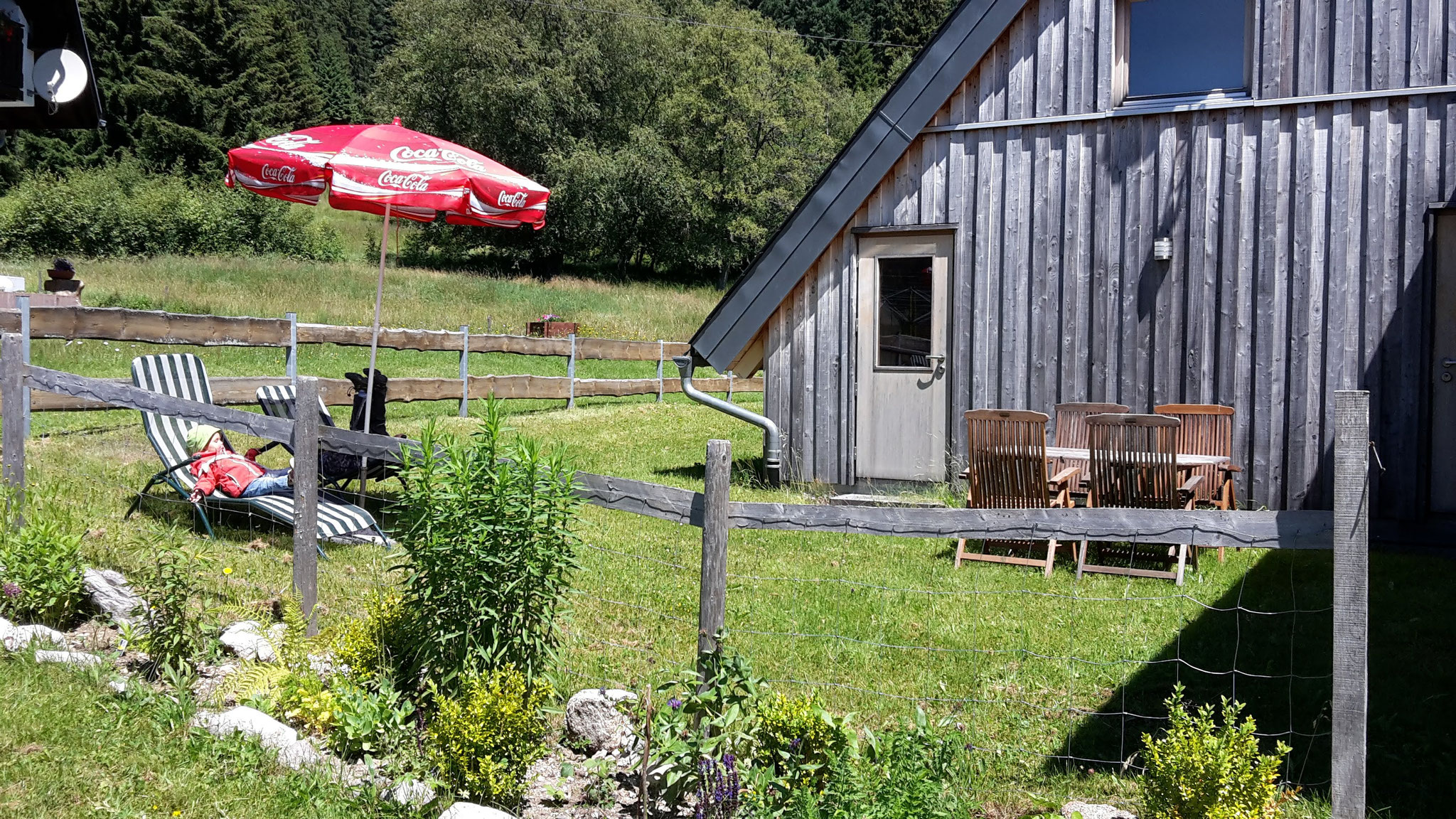 Im 'Abstellräumchen' finden Sie noch einen Grill, Sitzkissen, den Kinderwagen und weitere Dinge