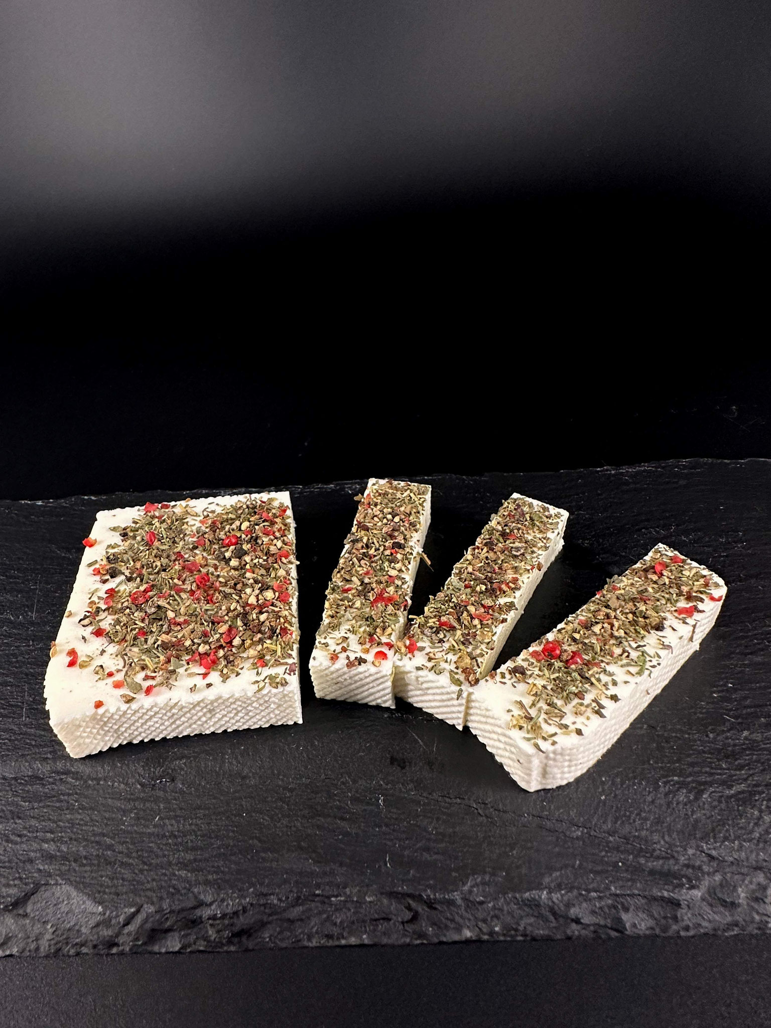 Spachinger Schafkäse mit Kräuter der Provence und buntem Pfeffer gewürzt