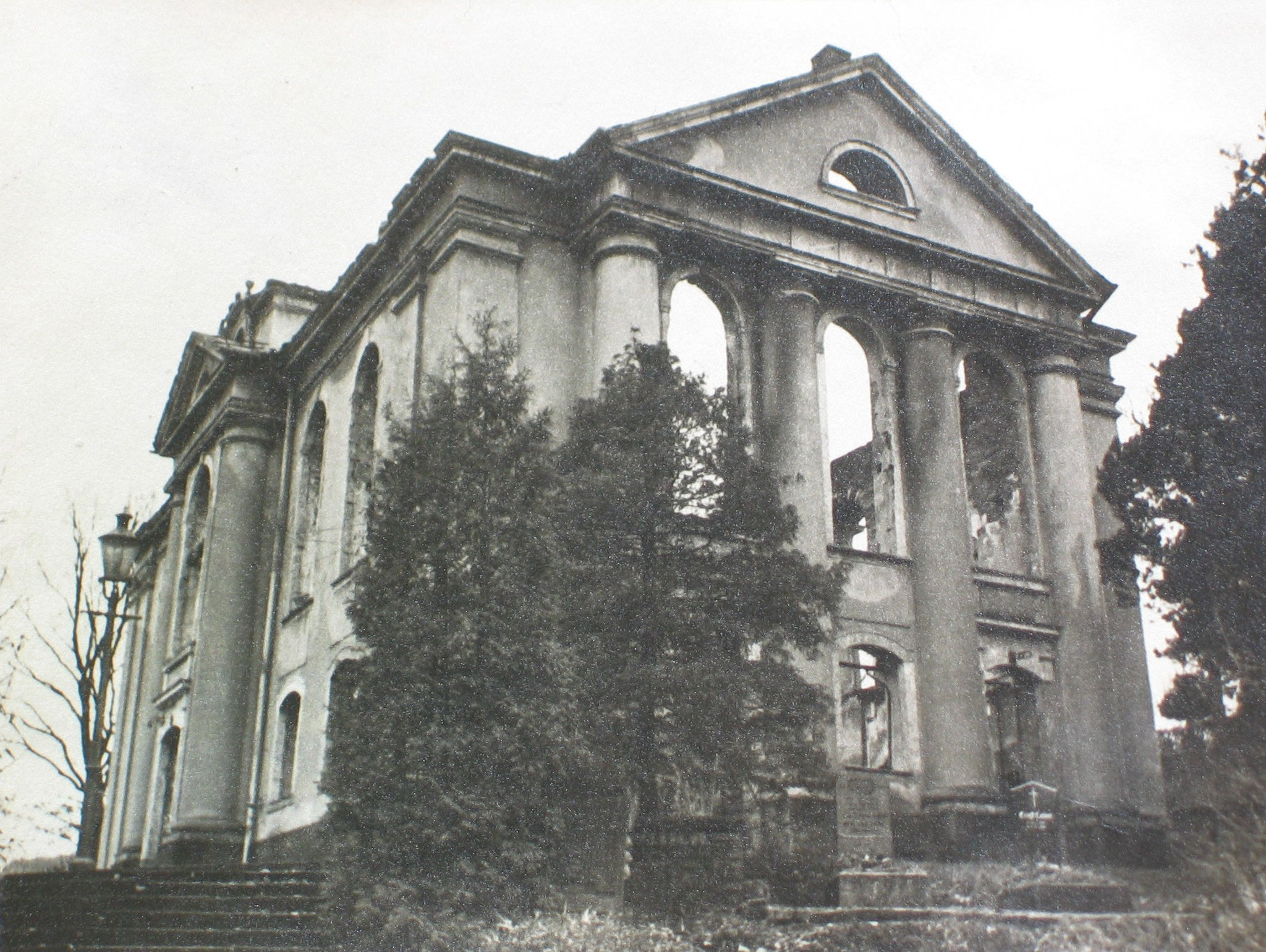 ...  5. März 1945   ...   2 Monate vor Kriegsende   ...   die Kirche kurz nach der Zerstörung - von außen ...