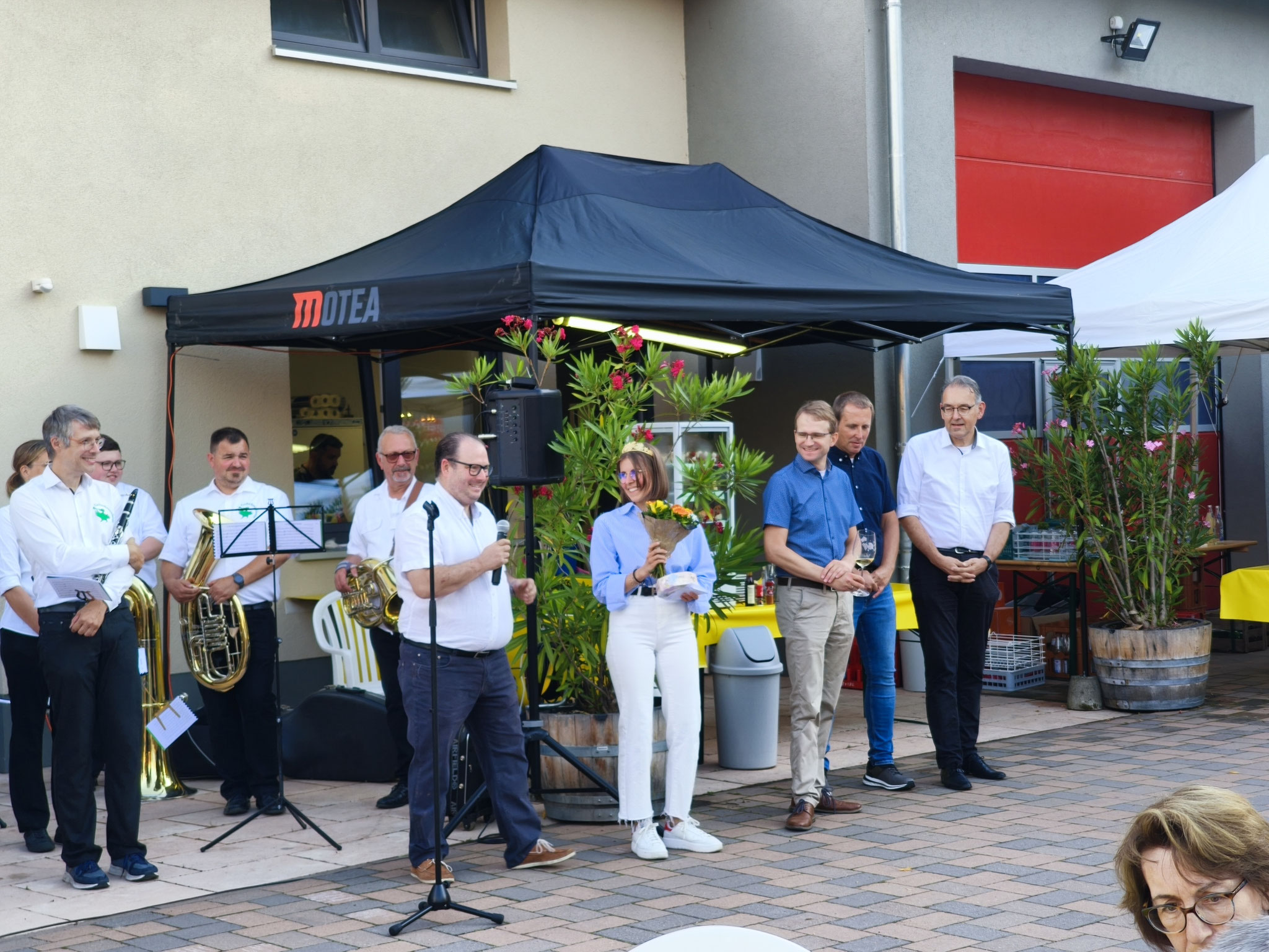 Blumen für die Weinprinzessin Marieke I.