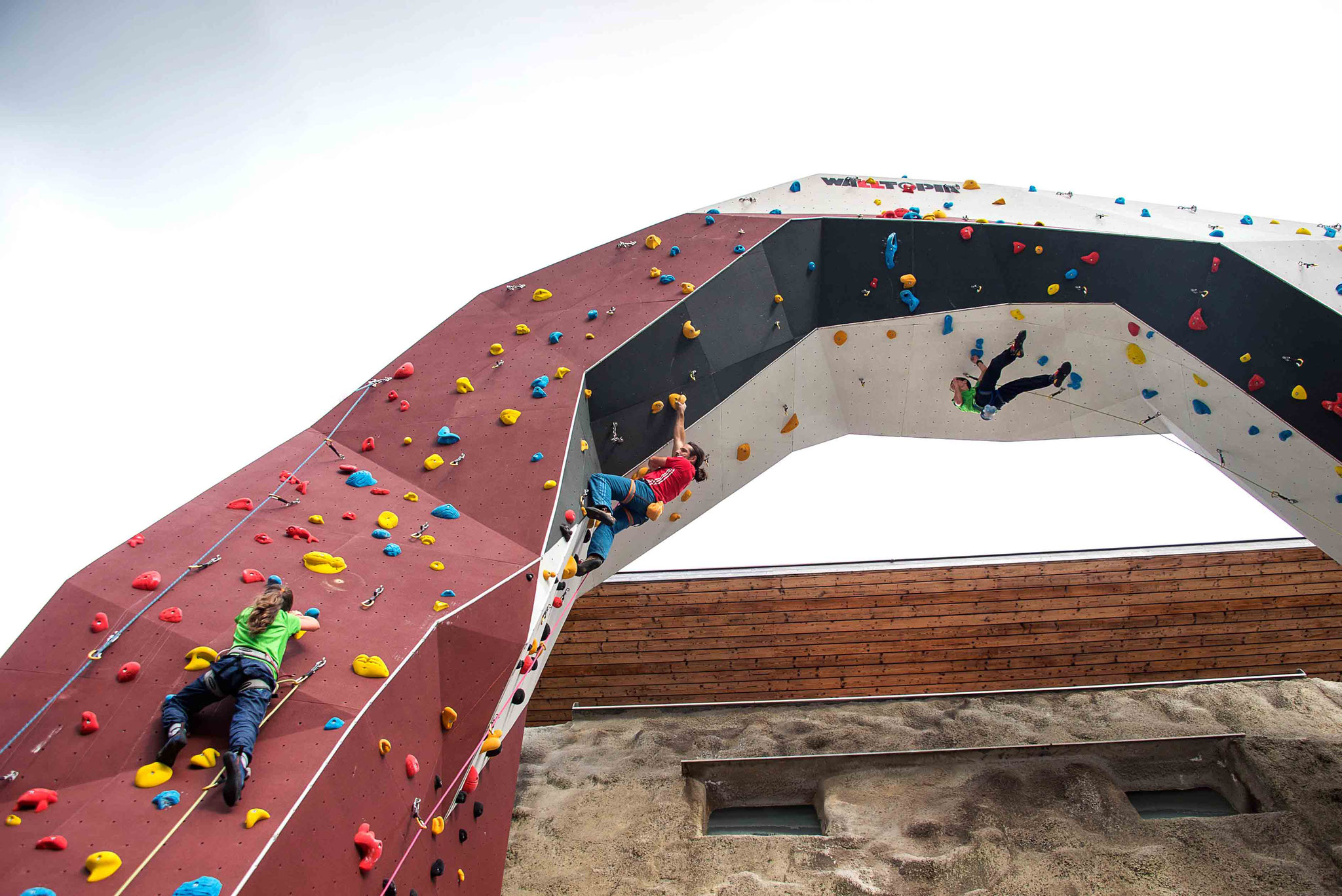 Alexander Huber in der Hotel-Kletterwand Foto: Salzburger Hof Leogang