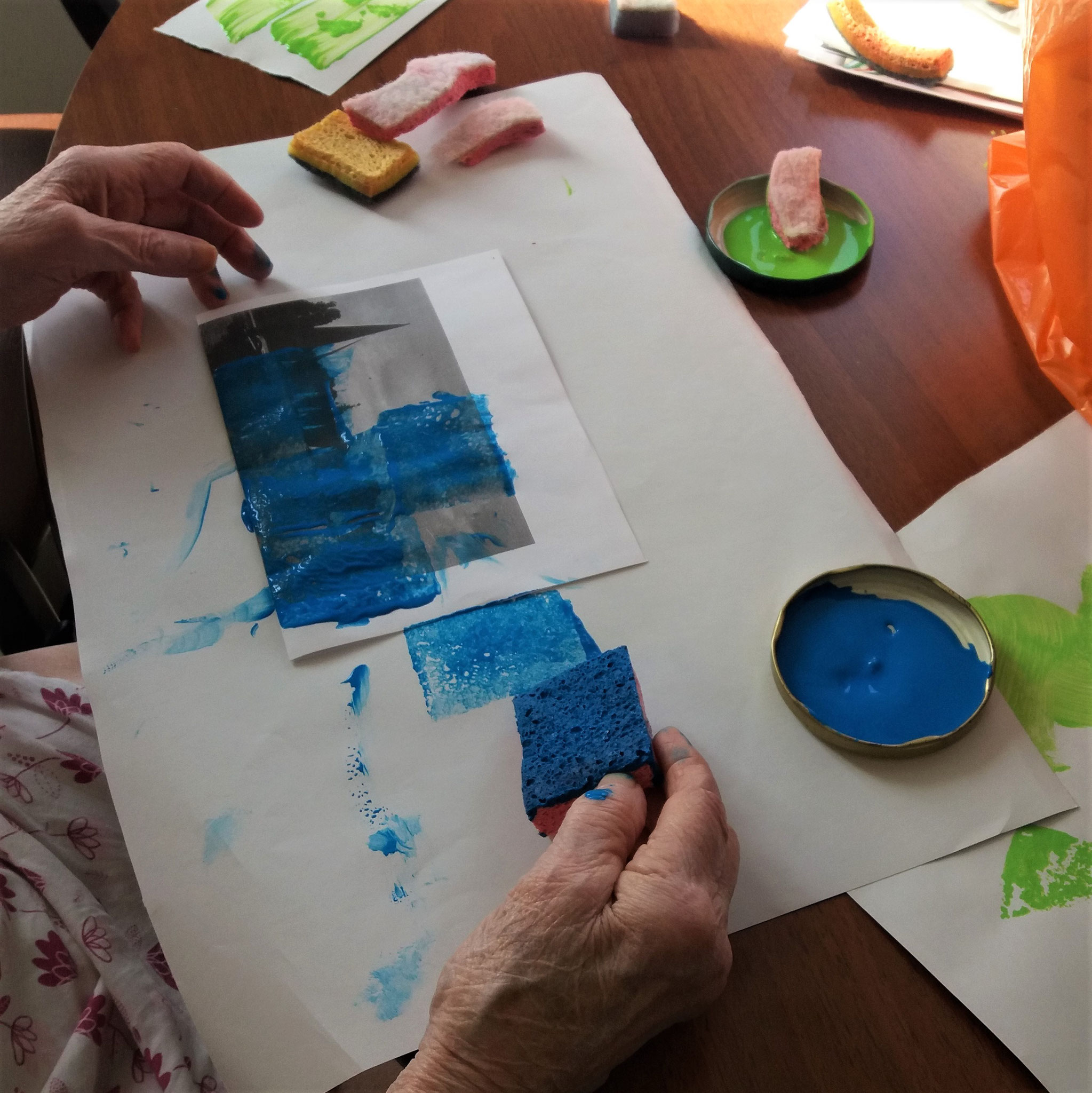 "Cela me rappelle mon enfance. Mais je n'avais pas le droit de toucher la peinture avec les doigts !"