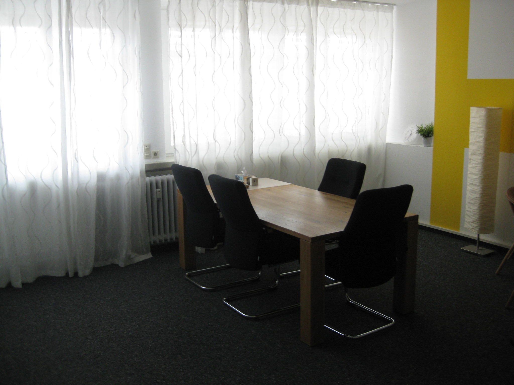 Therapieraum großer Tisch+ Stühle
