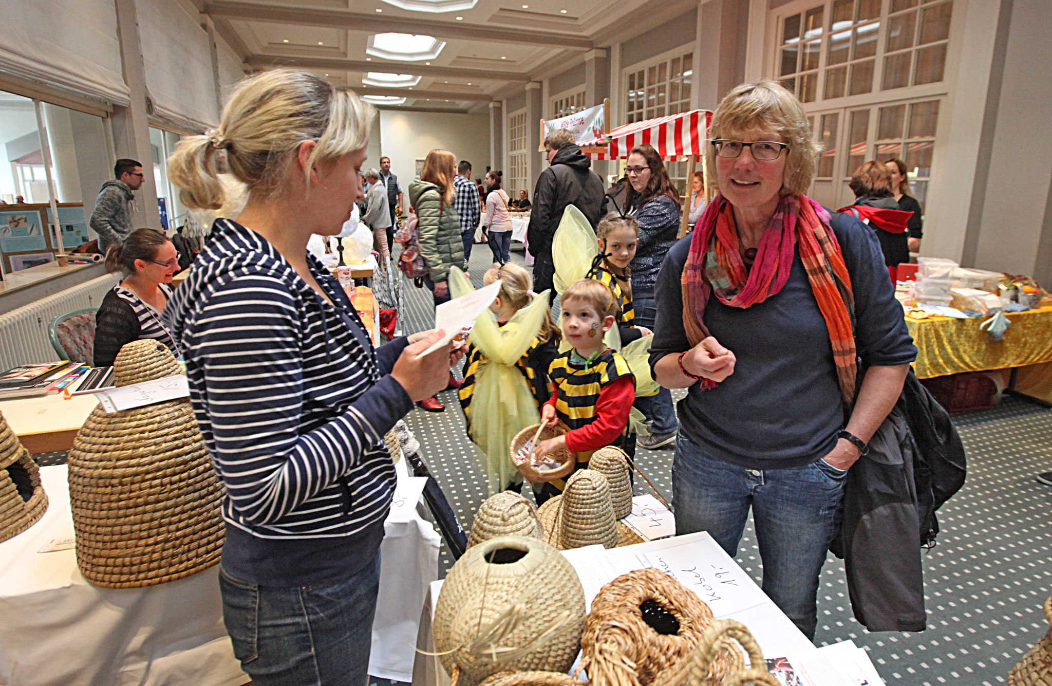Buntes Markttreiben mit verschiedenen Angeboten im Kurhaus