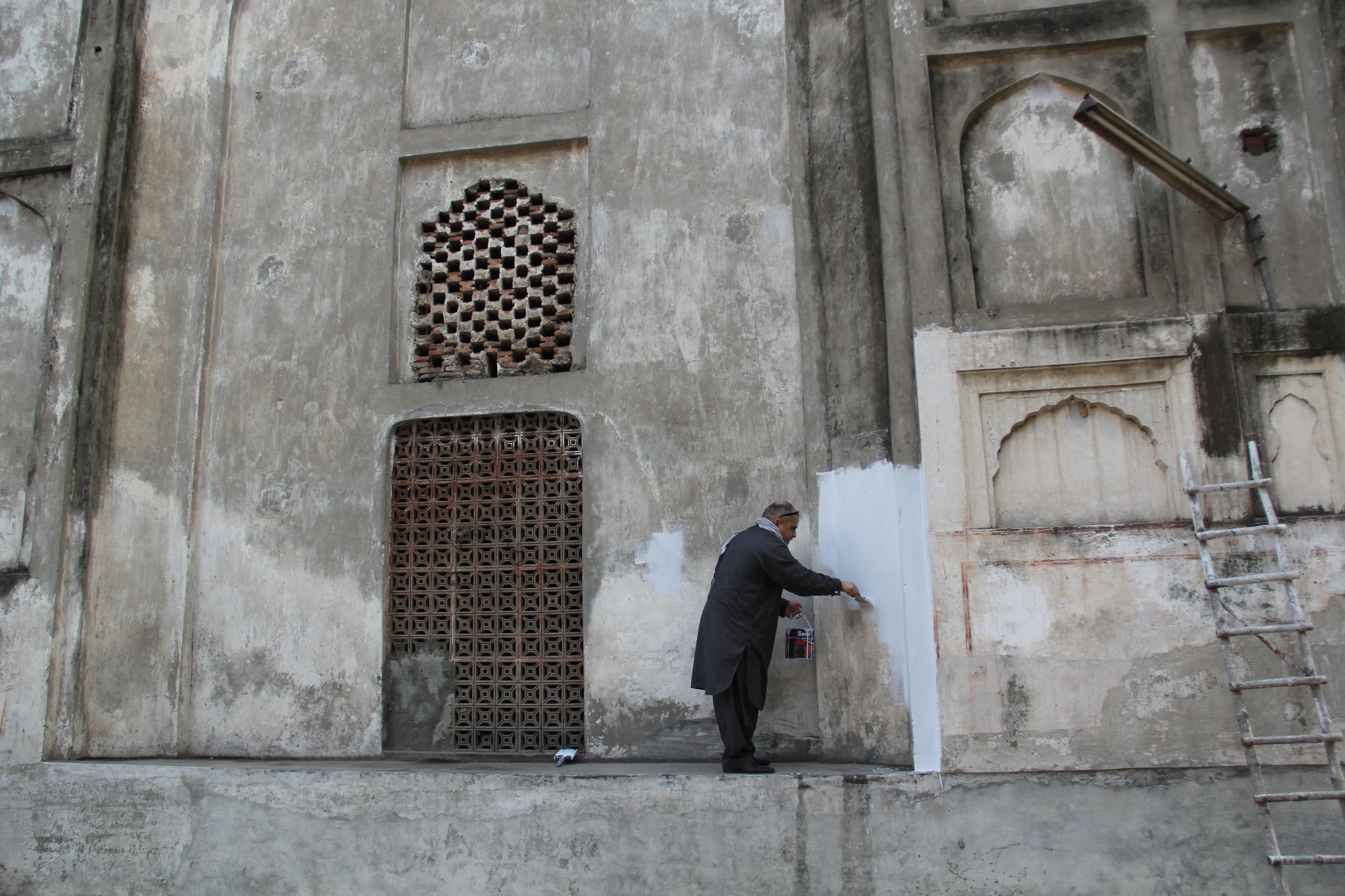 Sultan Masood Dakik bei der Renovierung des Mausoleum von Sayyid Mir Jan