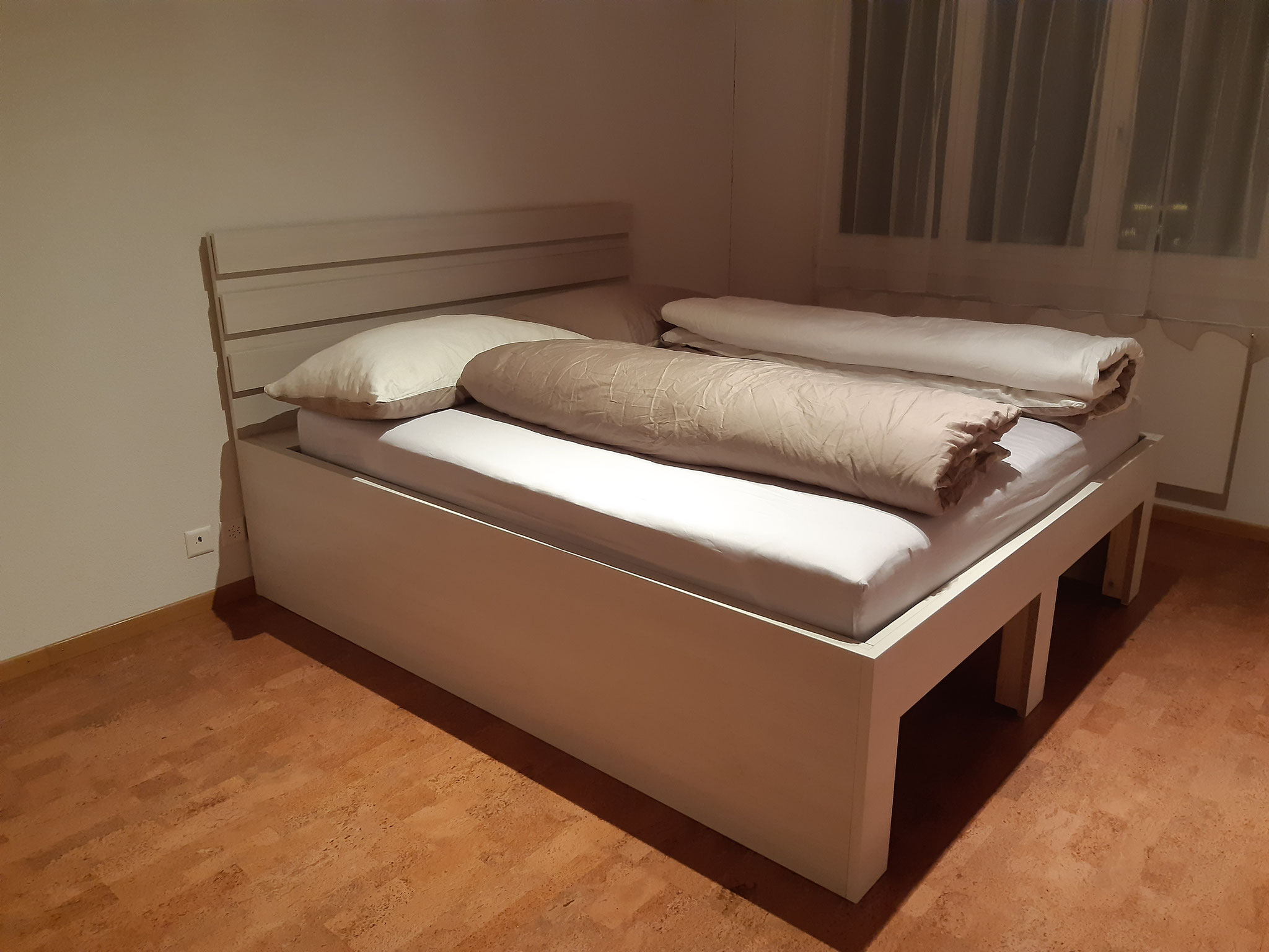 Bett mit Staufach, Zug