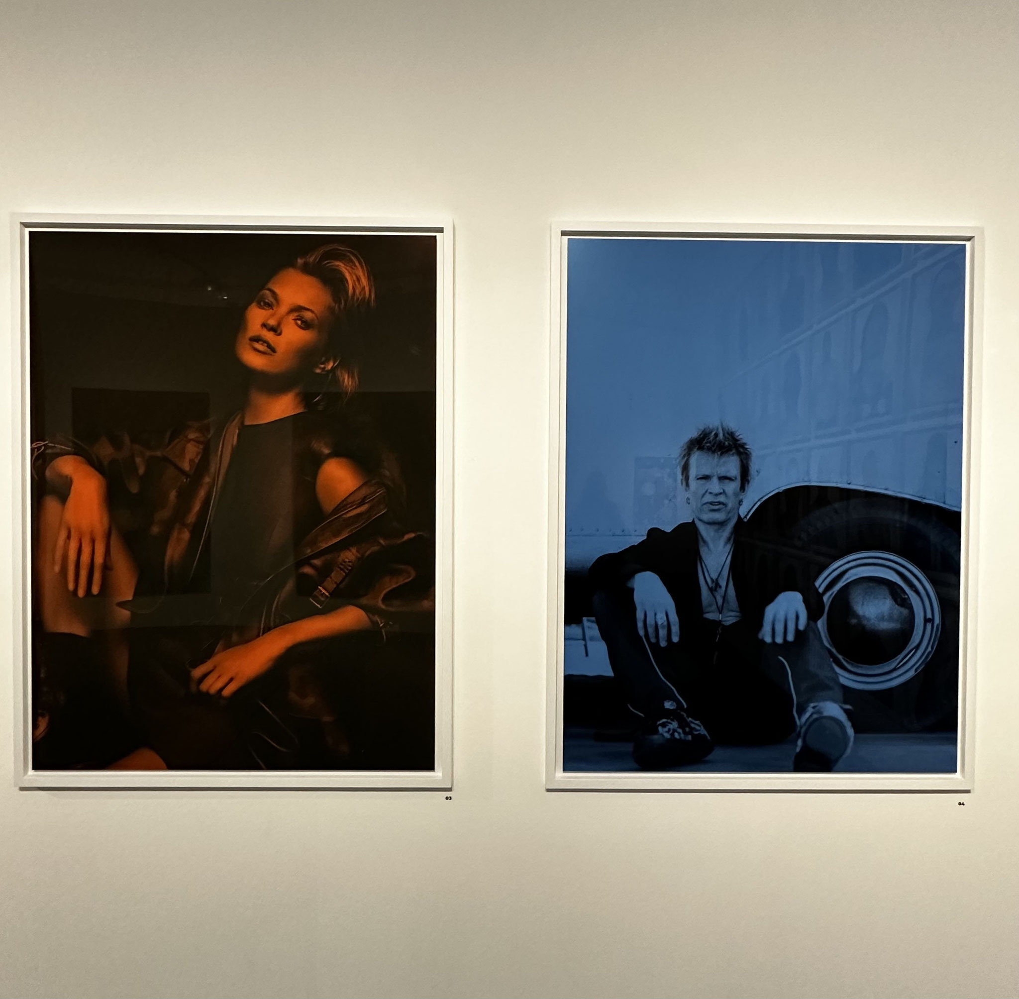 Bryan Adams: links: In Farbe, Kate Moss, Pose (London, 2013); rechts: In Farbe, Billy Idol, Backstage (L. A., 2008)