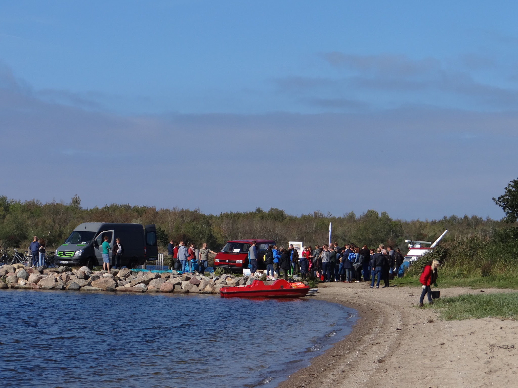 100 Menschen kamen bei schönstem Spätsommerwetter zum Küstenputz am Schnatermann. Bildautor: NABU Regionalverband Mittleres Mecklenburg e.V. 