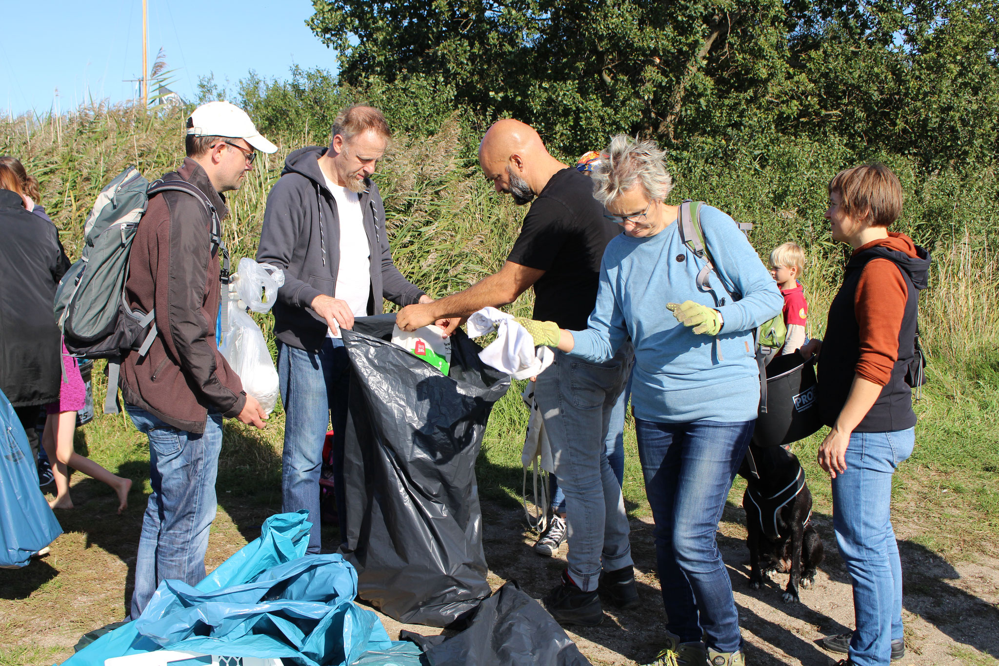 Schnell füllen sich die ersten Müllsäcke. Bildautor: NABU Regionalverband Mittleres Mecklenburg e.V. 