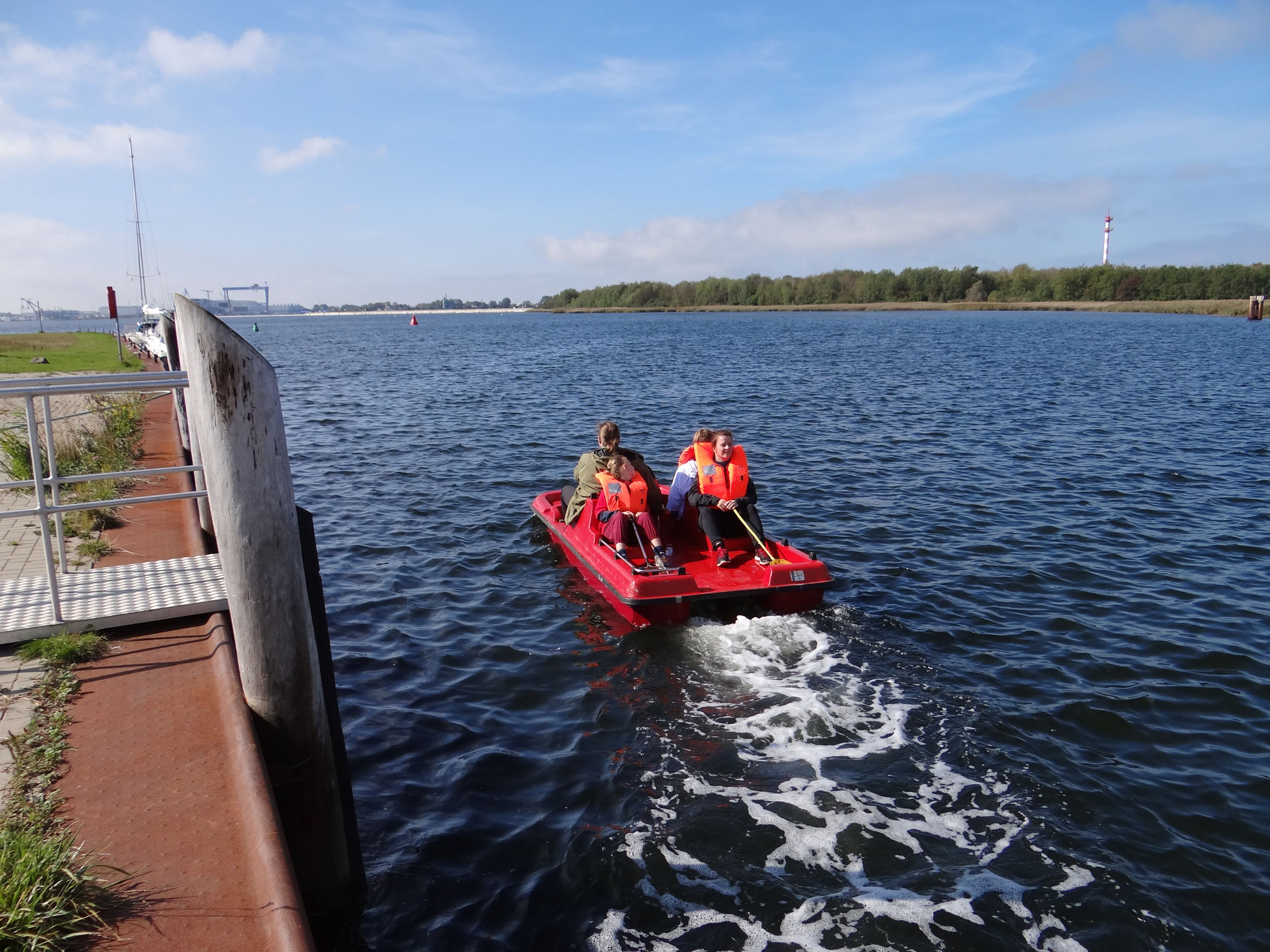 Müllsammeln mit dem Tretboot bringt Groß und Klein an diesem Tag am Breitling Spaß. Bildautor: NABU Regionalverband Mittleres Mecklenburg e.V. 