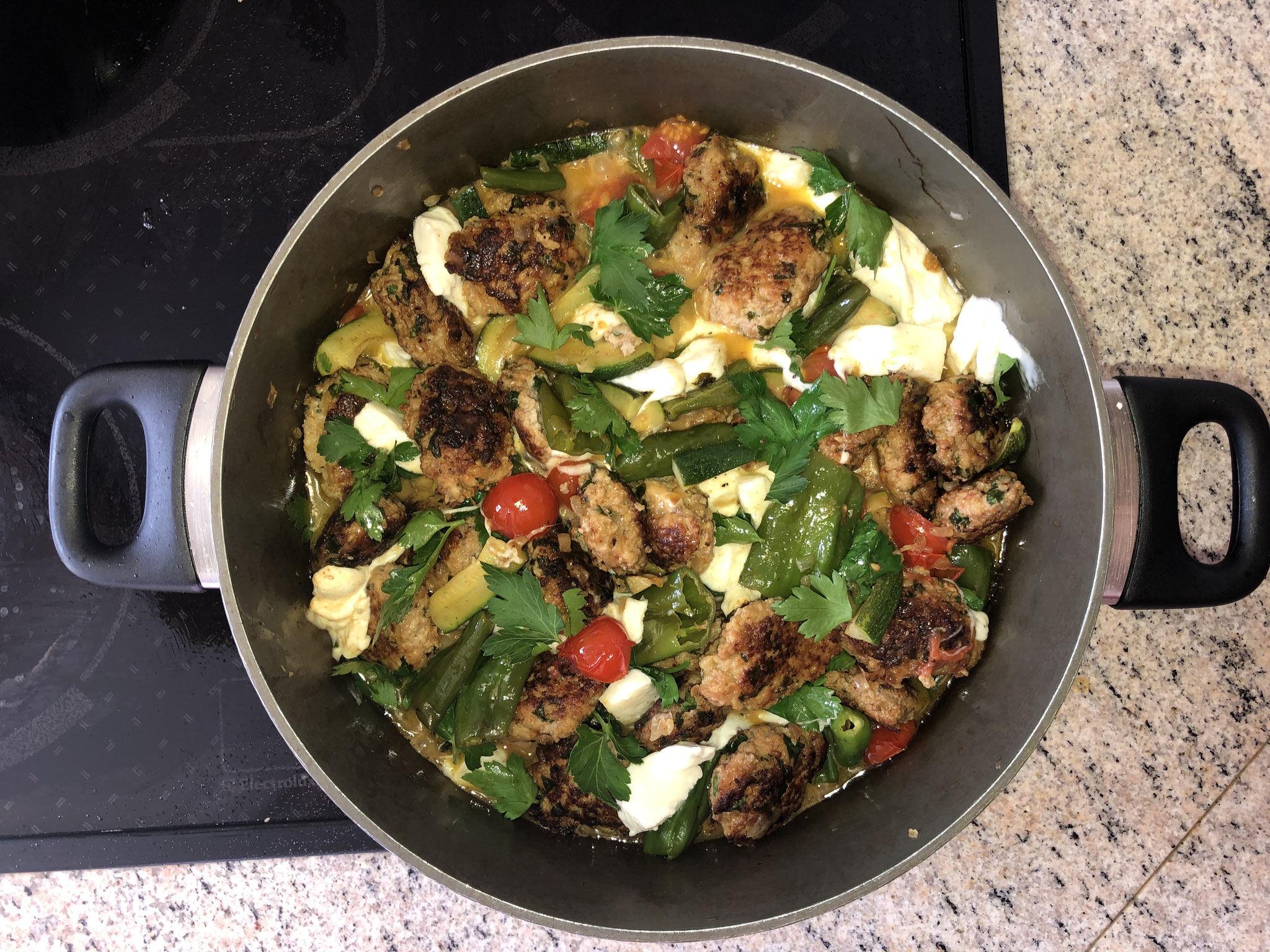 Hackfleischpfanne mit Gemüse und Mozarella.