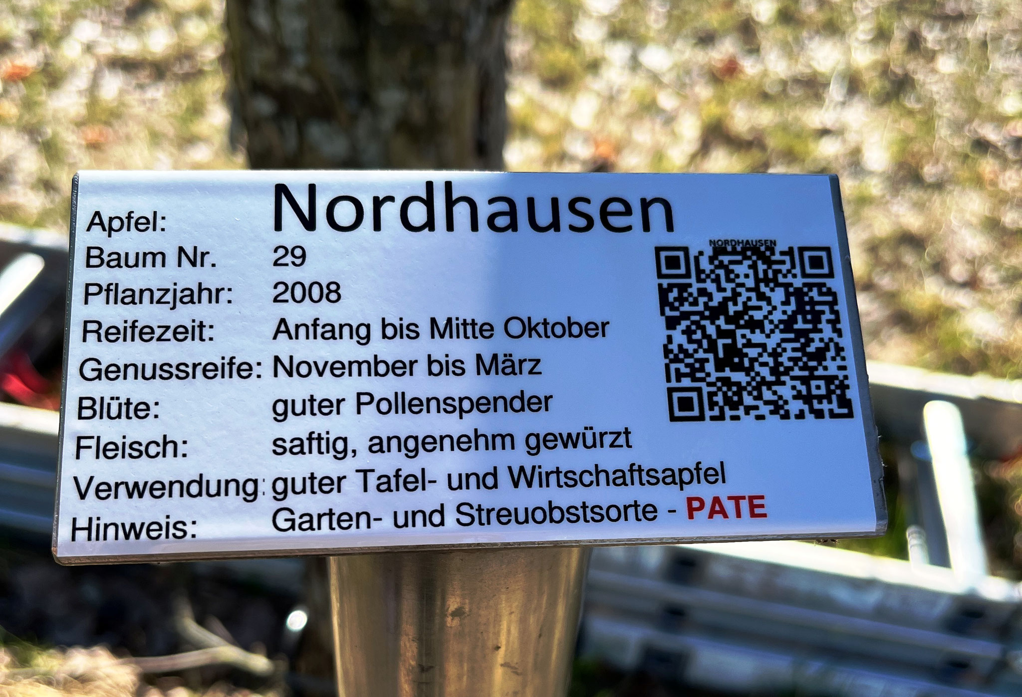 ..und neue Schilder angebracht; hoffentlich Vandalensicher; mit QR Code