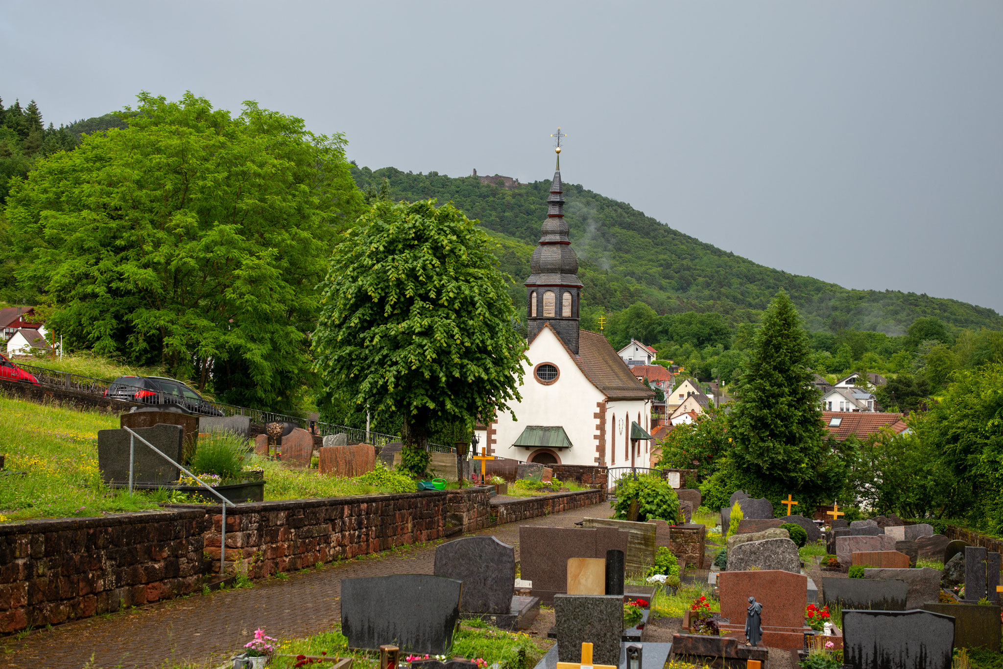 Waldhambach - Friedhof mit Blick auf die Madenburg