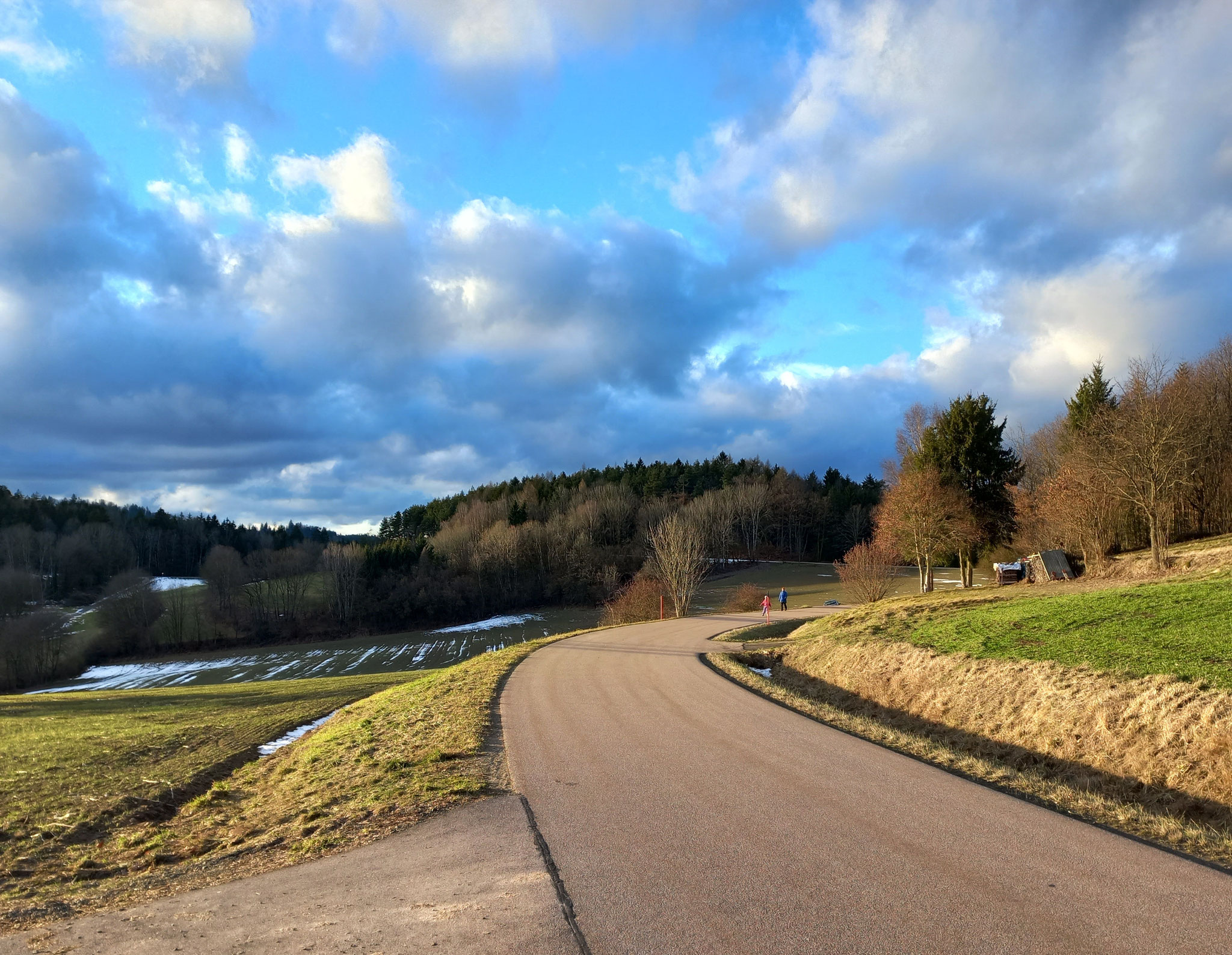 Neben Wanderwegen gibt es wenig befahrene Straßen