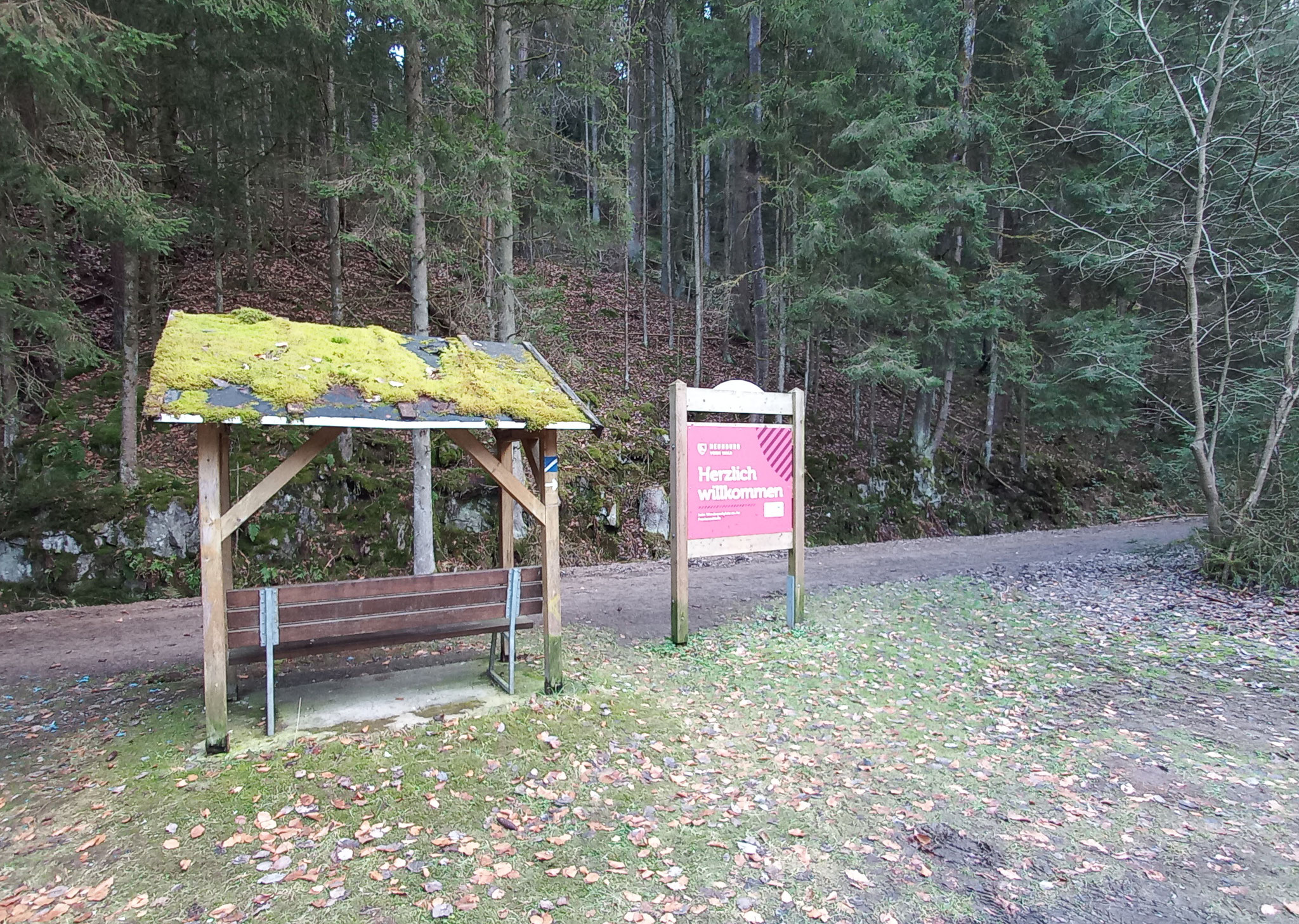 In der unmittelbaren Umgebung befinden sich viele Wanderwege mit guter Beschilderung