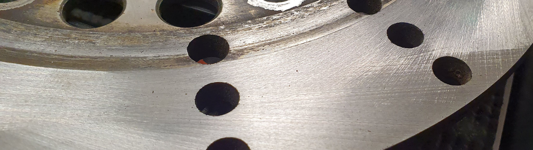 Plangeschliffene Oberfläche der Bremsscheibe eines Oldtimers, hergestellt auf unserer Jung HF50 Flachschleifmaschine