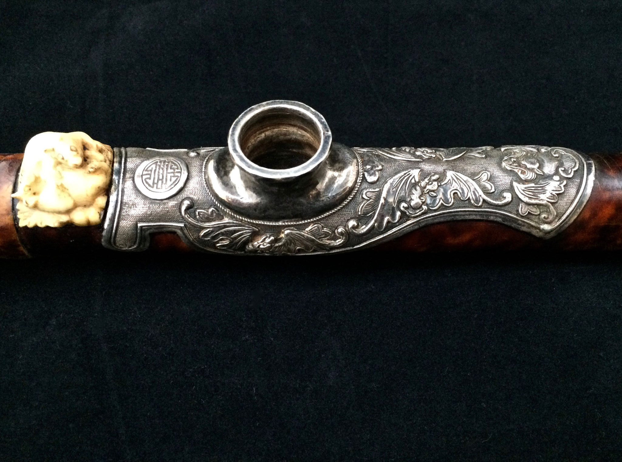 Selle en argent sur pipe en écaille (–> Pipes)