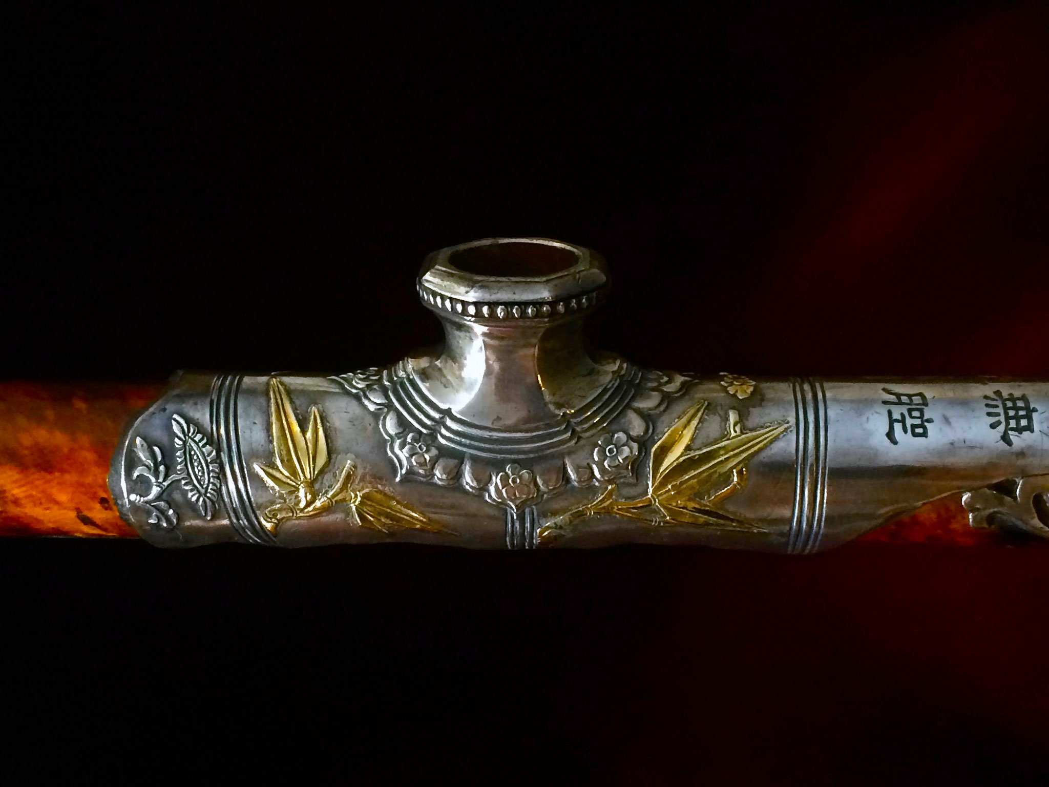 Opium pipe : silver and gold saddle (–> Pipes et fourneaux)