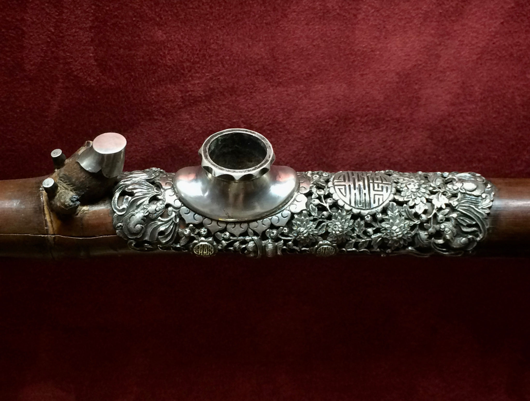 Silver chiseled saddle (–> Pipes et fourneaux)