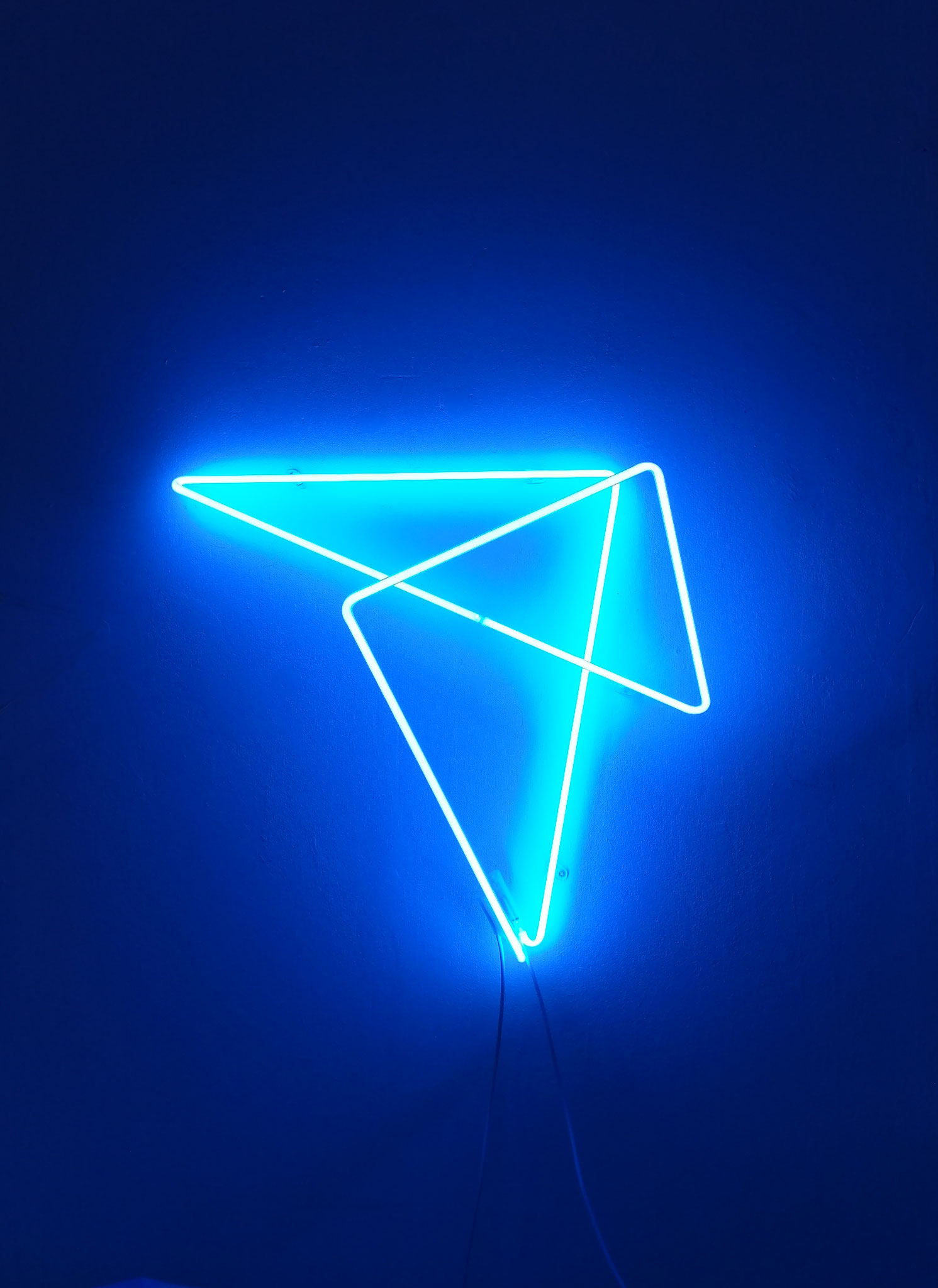 one line six corners, 2021, Edition 2, 2 von 3, Neon blau, circa 55 x 60 x 30 cm