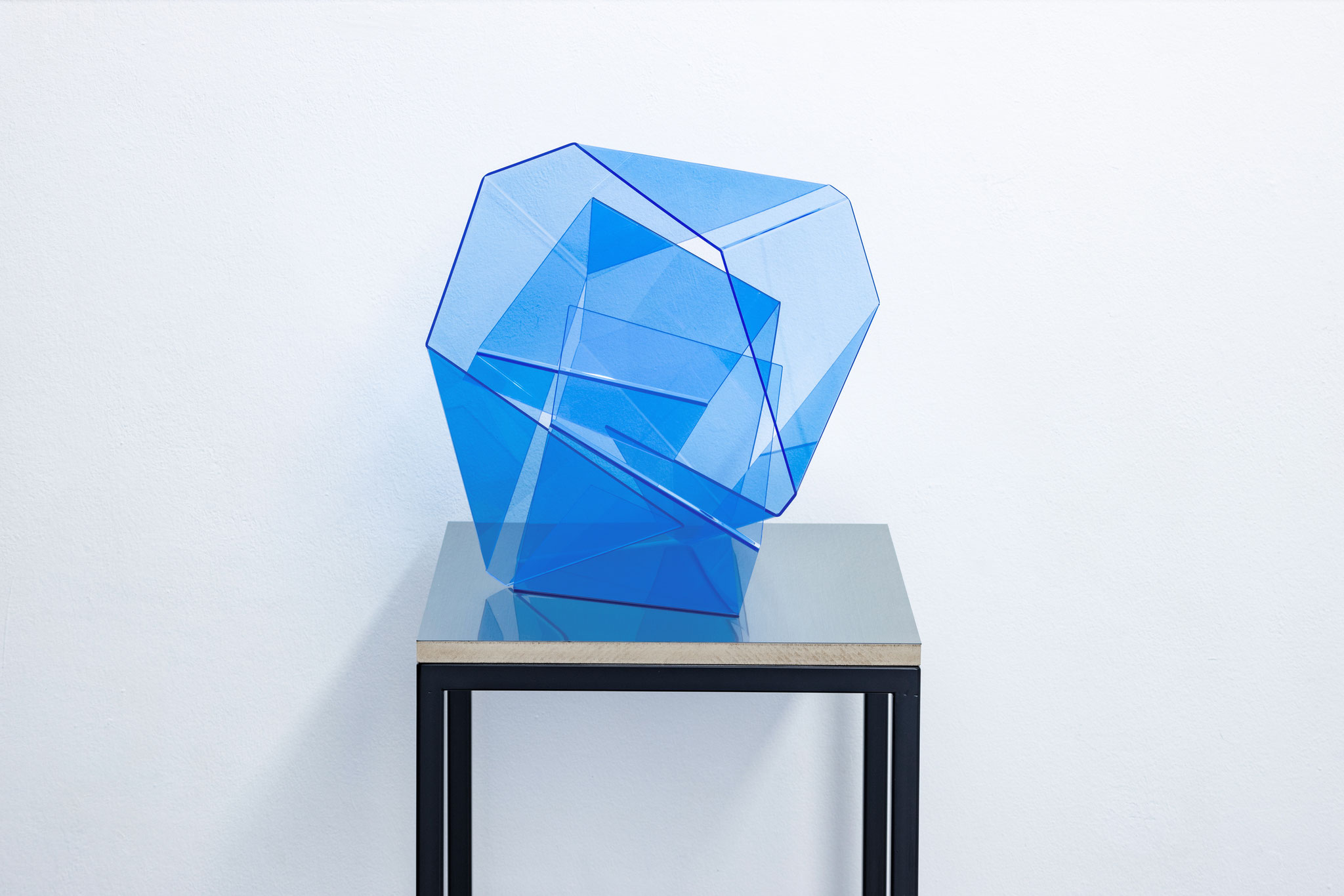 two folded pieces 08, 2020, floureszierendes Plexi, Stahl, 150 x 45 x 45 cm