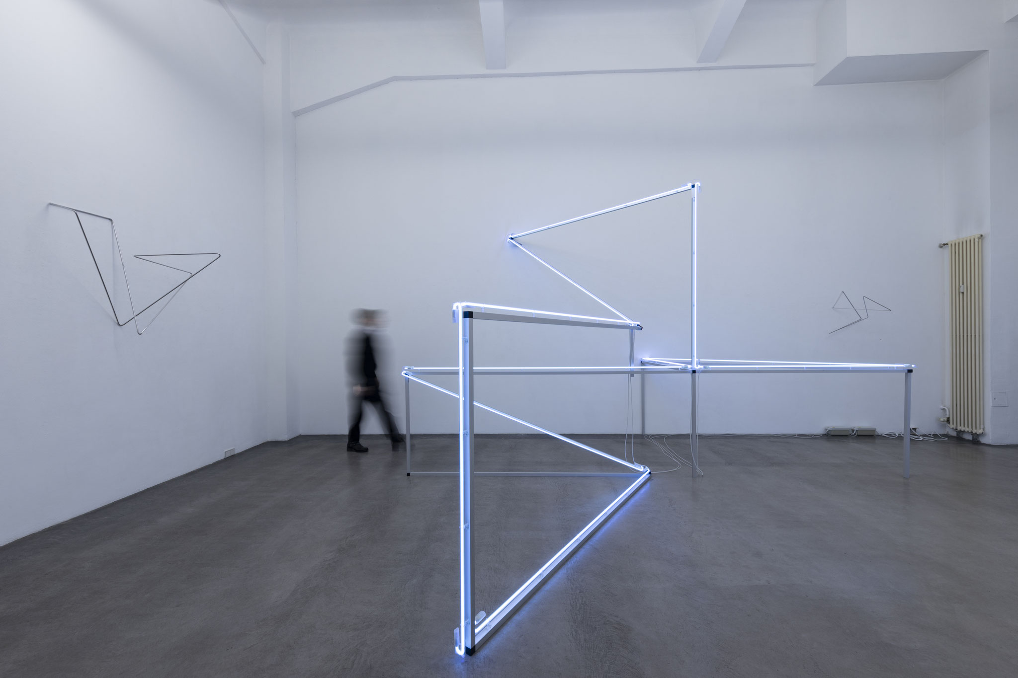 tactics of lines, Neonglas blau, Aluminiumvierkant, Ausstellungsansicht Galerie Nanna Preußners Hamburg