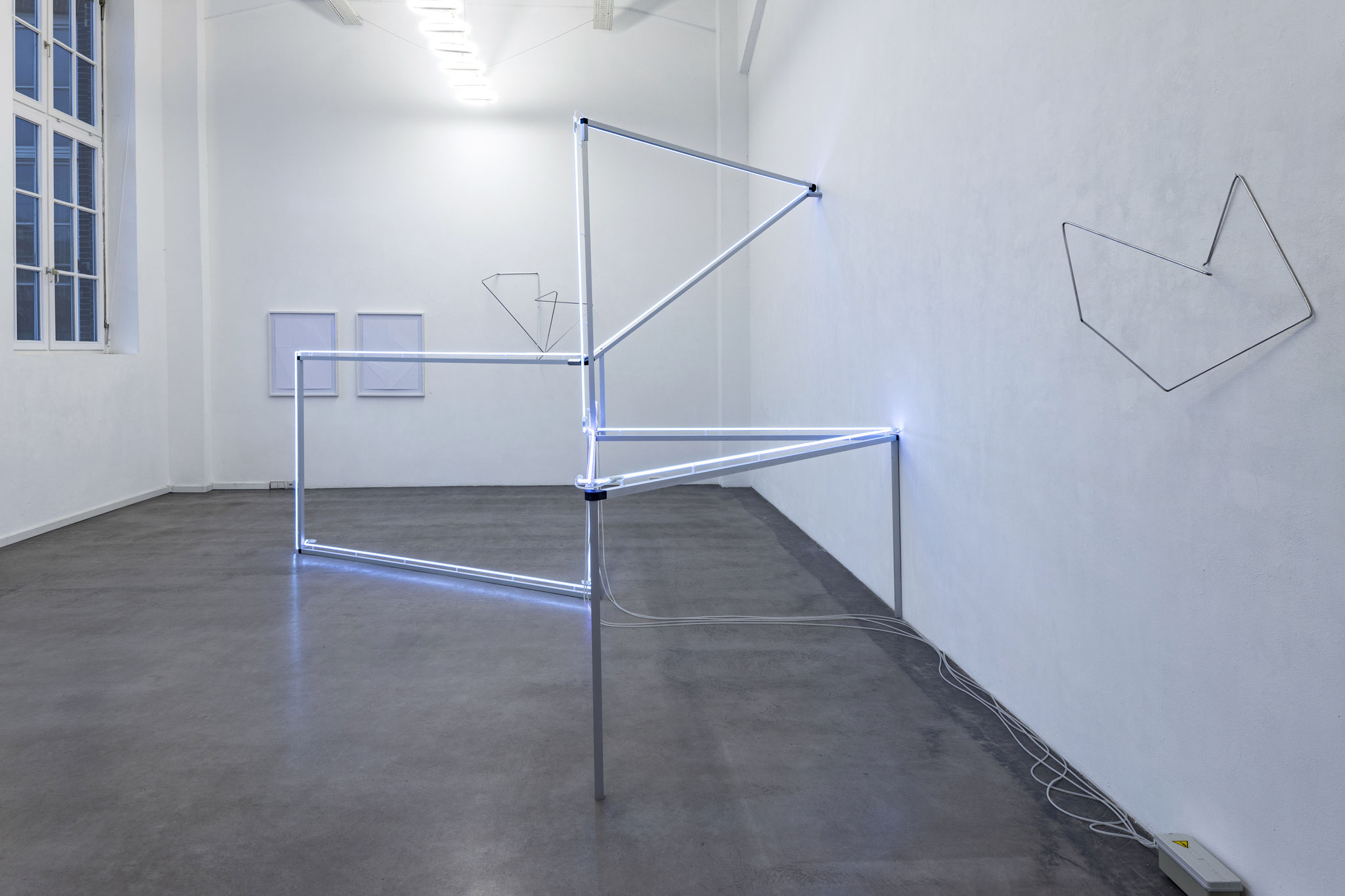 tactics of lines, Neonglas blau, Aluminiumvierkant, Ausstellungsansicht Galerie Nanna Preußners Hamburg