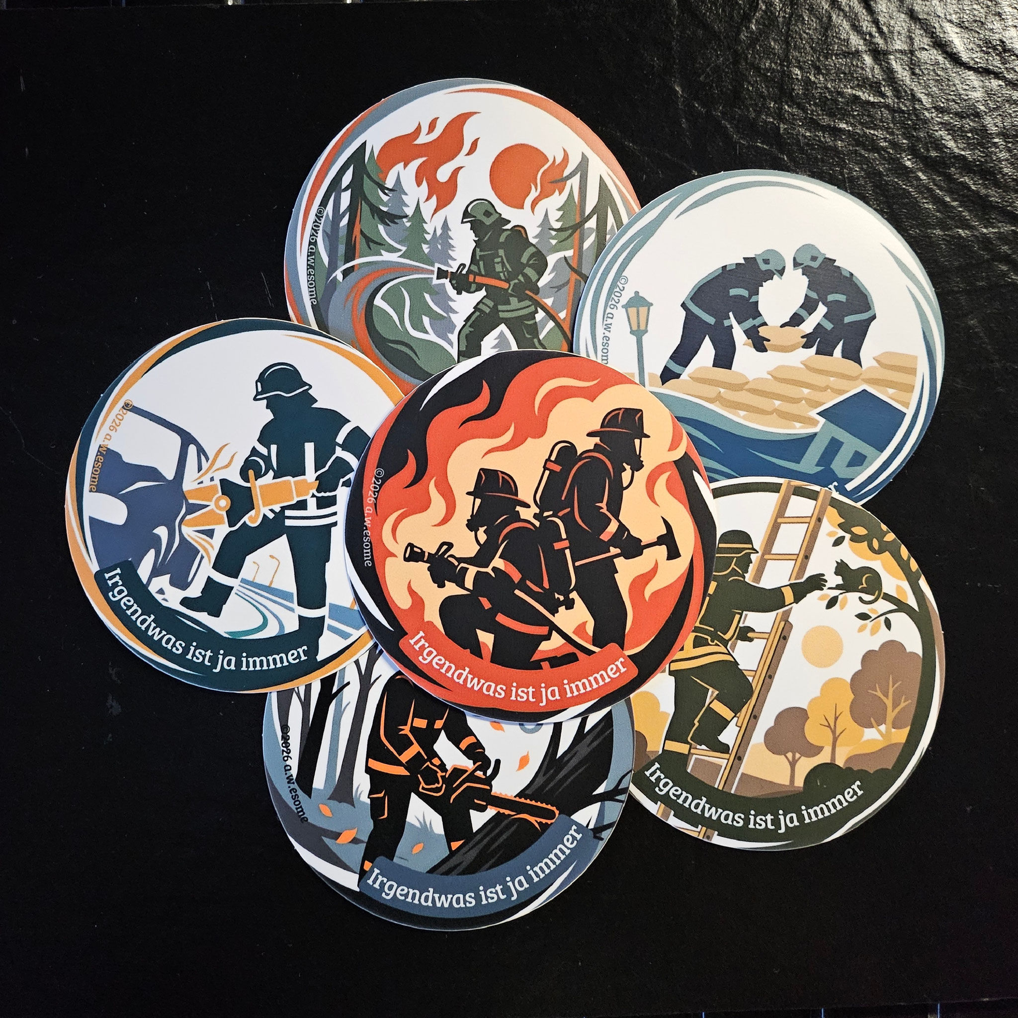 Set aus sechs runden Feuerwehr-Stickern der Einsatzserie mit verschiedenen Motiven wie Waldbrand, Technische Hilfeleistung und Hochwasser.