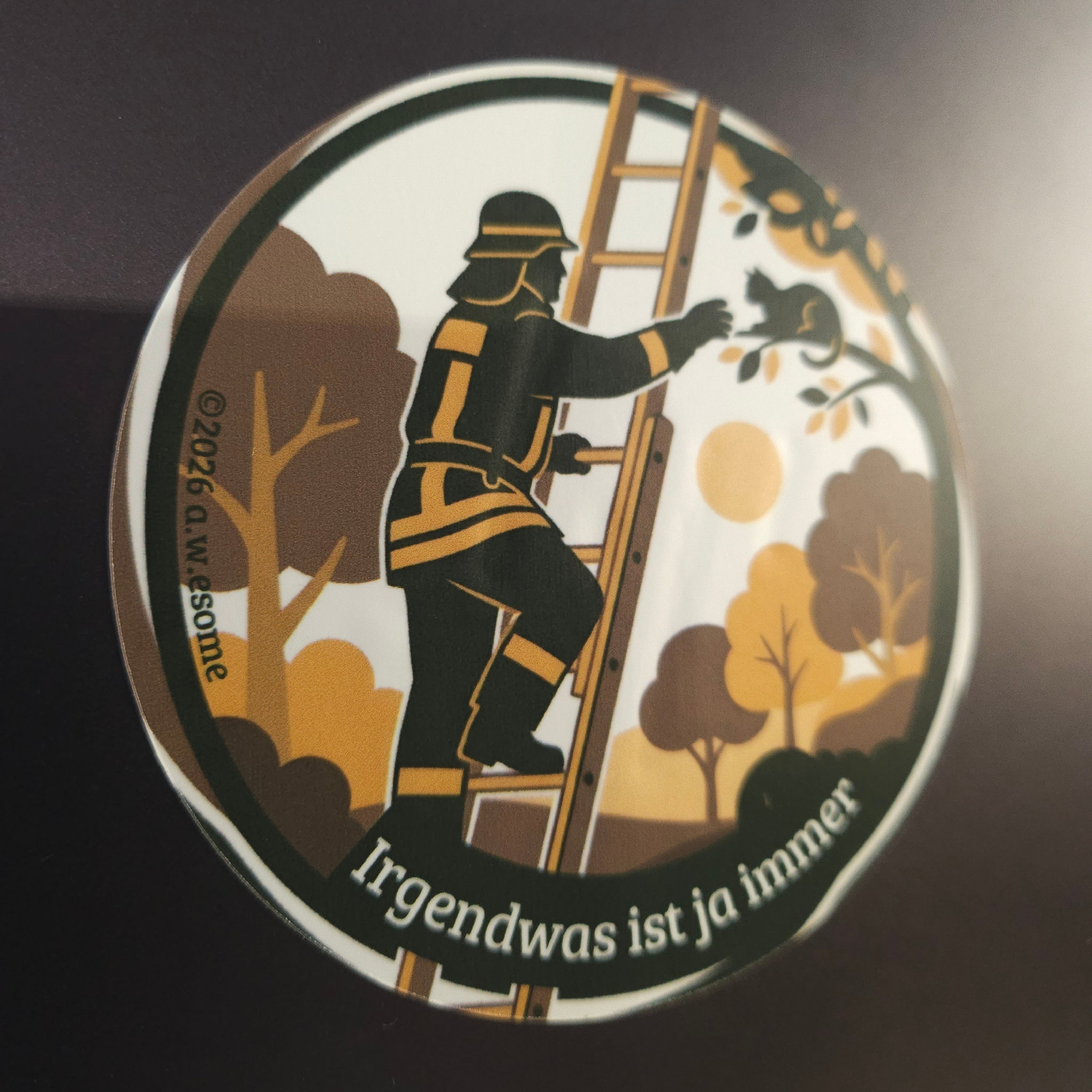 Feuerwehr-Sticker Katze auf Baum retten mit Spruch Irgendwas ist ja immer