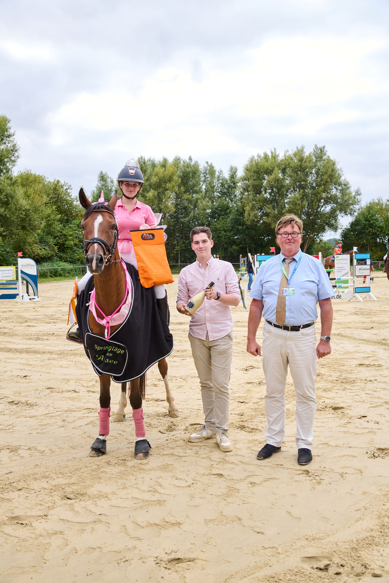 Siegerin im Preis des ZaR Münster erhält Ehrenpreise und Glückwünsche