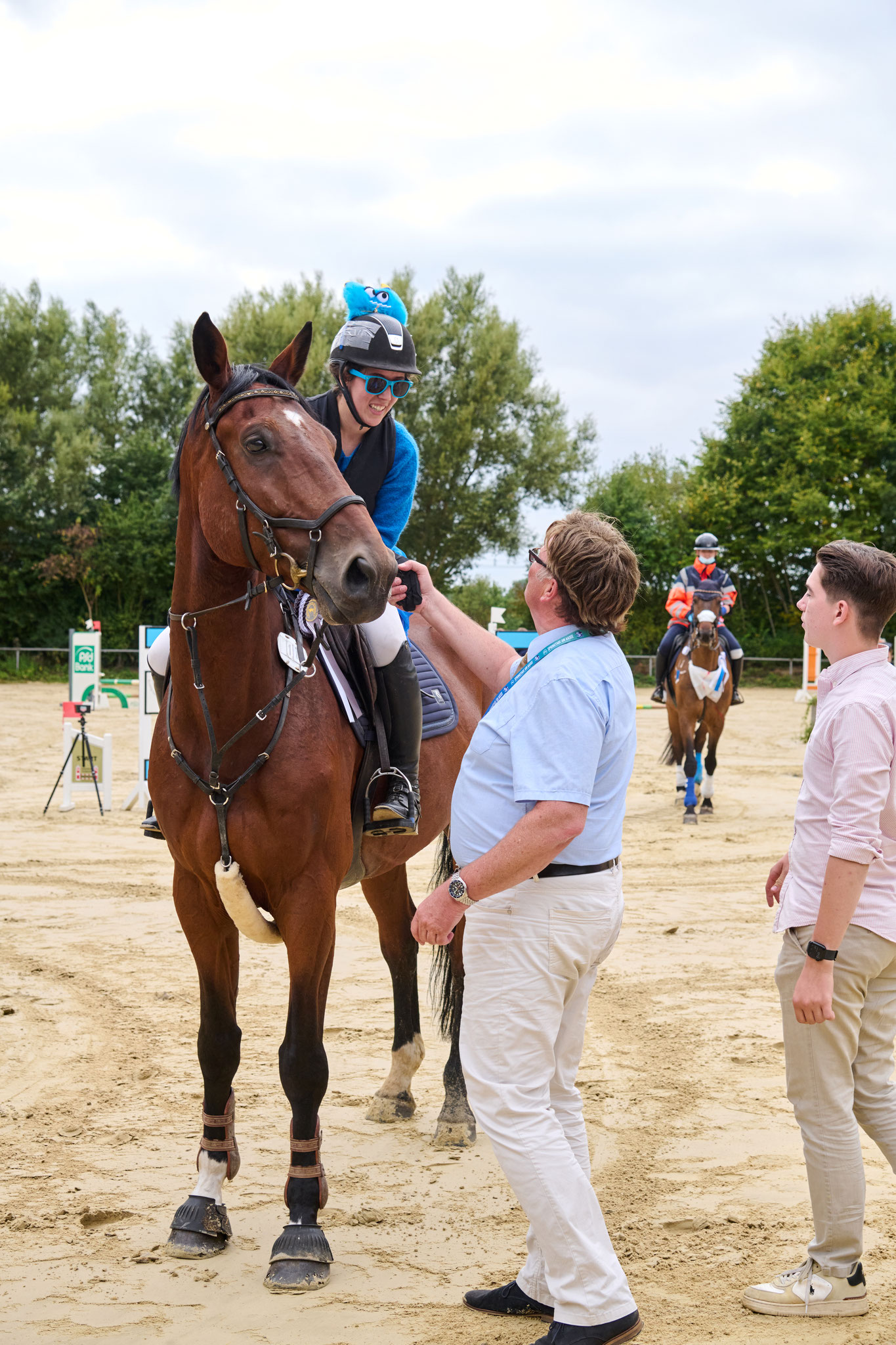 Richter Björn Struss gratuliert den platzierten im Preis des ZaR Münster